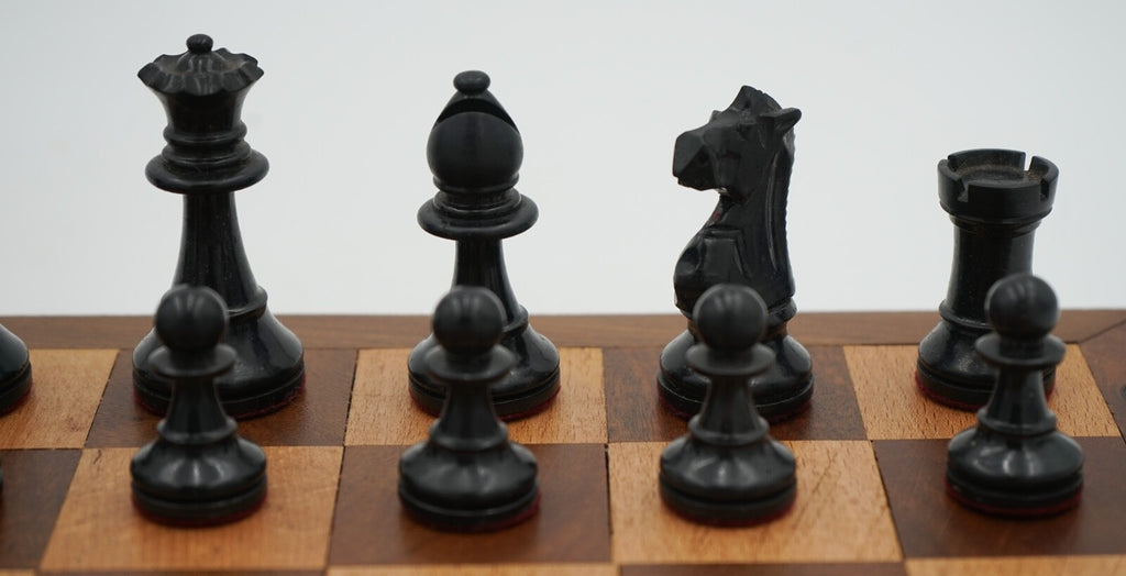 ANTIQUE ENGLISH QUALITY STAUNTON WEIGHTED CHESS SET WITH BOX AND BOARD