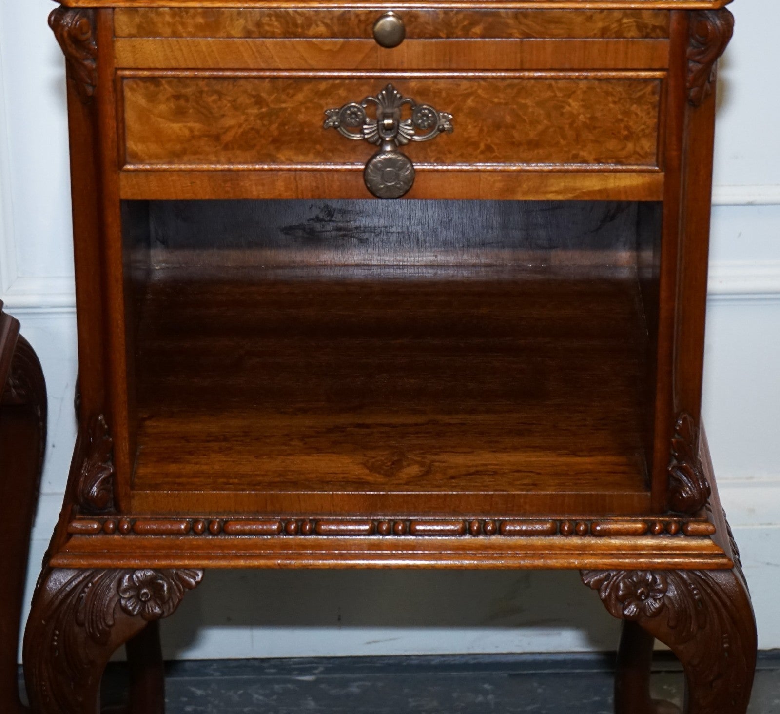 ANTIQUE RESTORED PAIR OF 1920S ART DECO QUEEN ANNE BEDSIDE TABLES NIGHTSTANDS