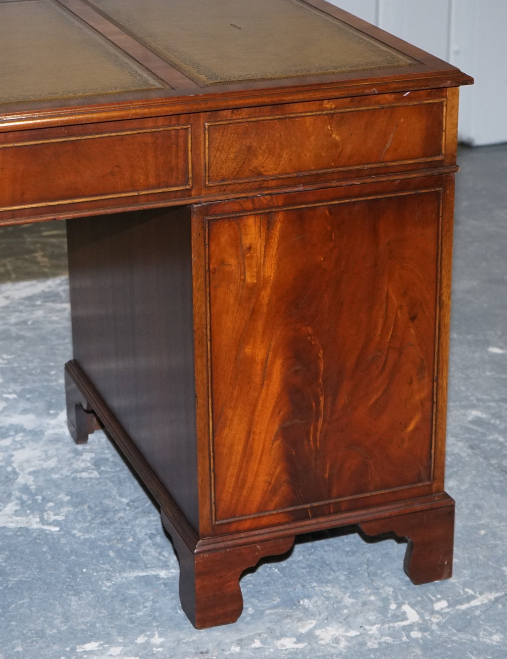 LOVELY BEVAN FUNNELL VINTAGE PEDESTAL DESK WITH HUNTER GREEN LEATHER