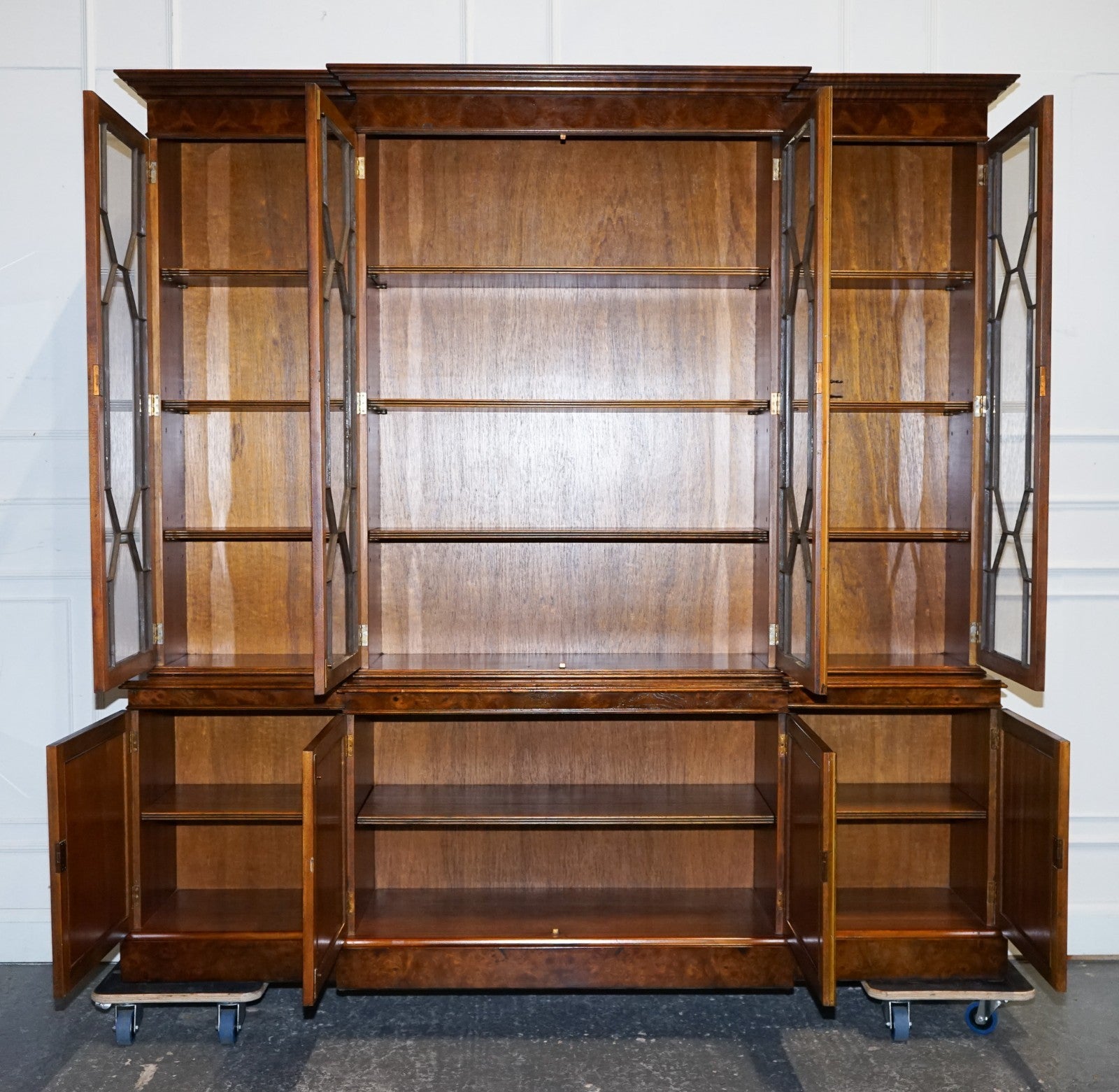 STUNNING LARGE GEORGIAN STYLE BURR WALNUT BREAKFRONT DISPLAY CABINET BOOKCASE
