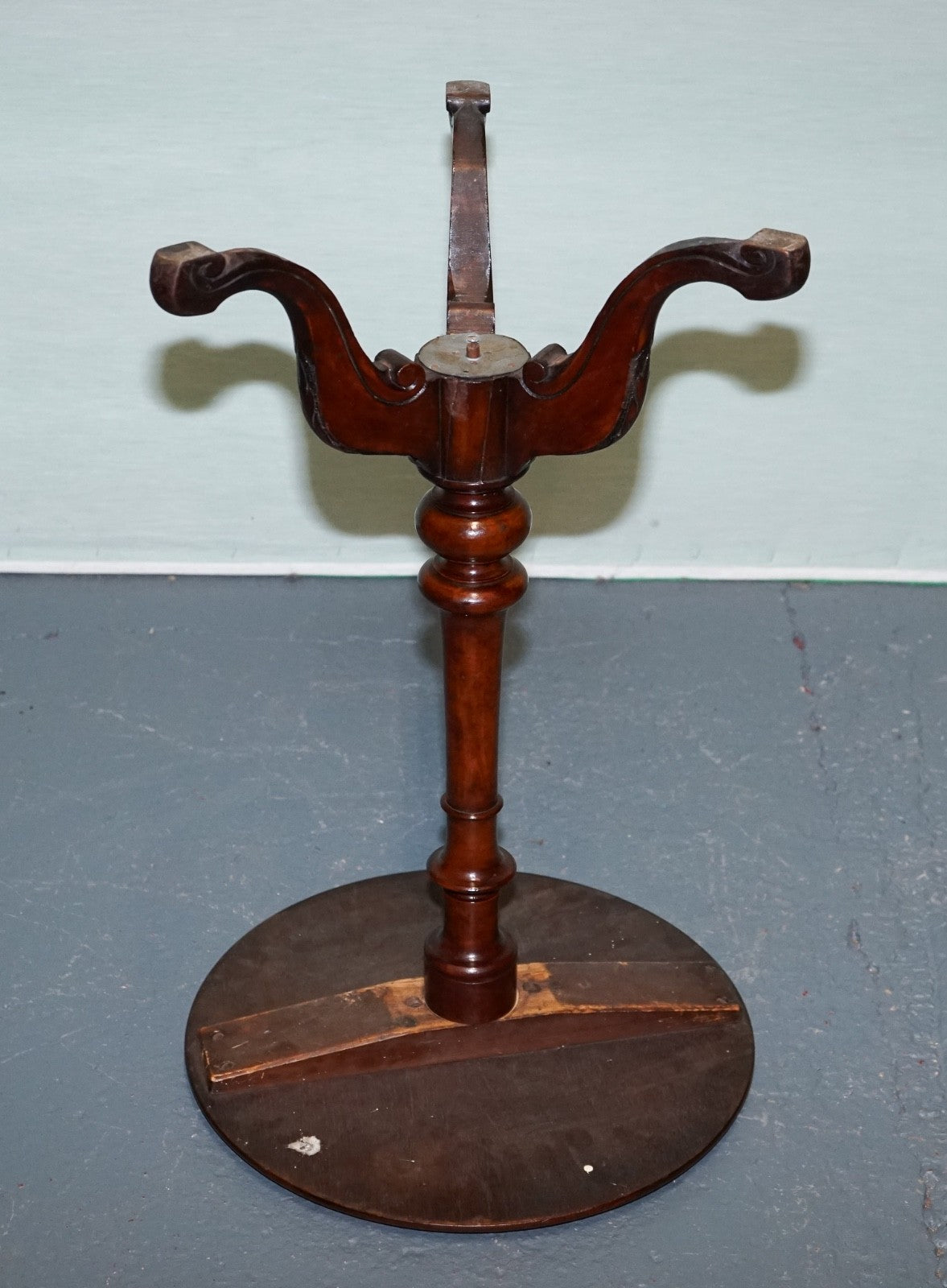 ANTIQUE VICTORIAN TRIPOD SIDE TABLE ROUND WINE TABLE WITH CABRIOLE LEGS