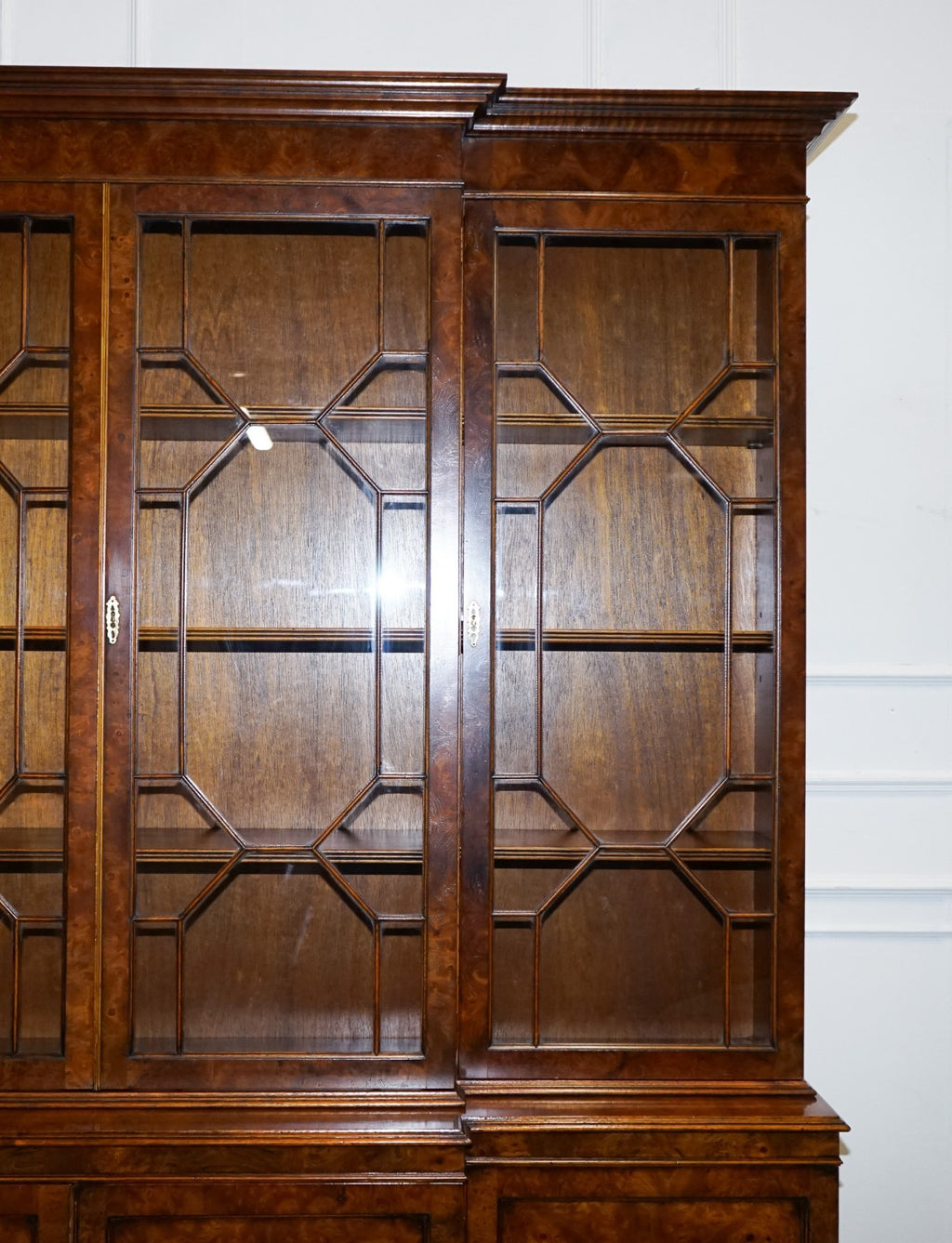 STUNNING LARGE GEORGIAN STYLE BURR WALNUT BREAKFRONT DISPLAY CABINET BOOKCASE
