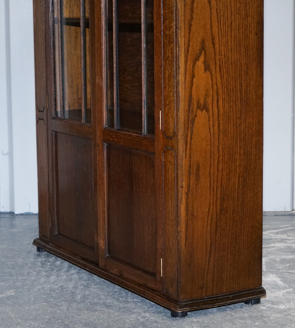 ANTIQUE CIRCA 1920'S ENGLISH OAK ART DECO CARVED BOOKCASE CABINET