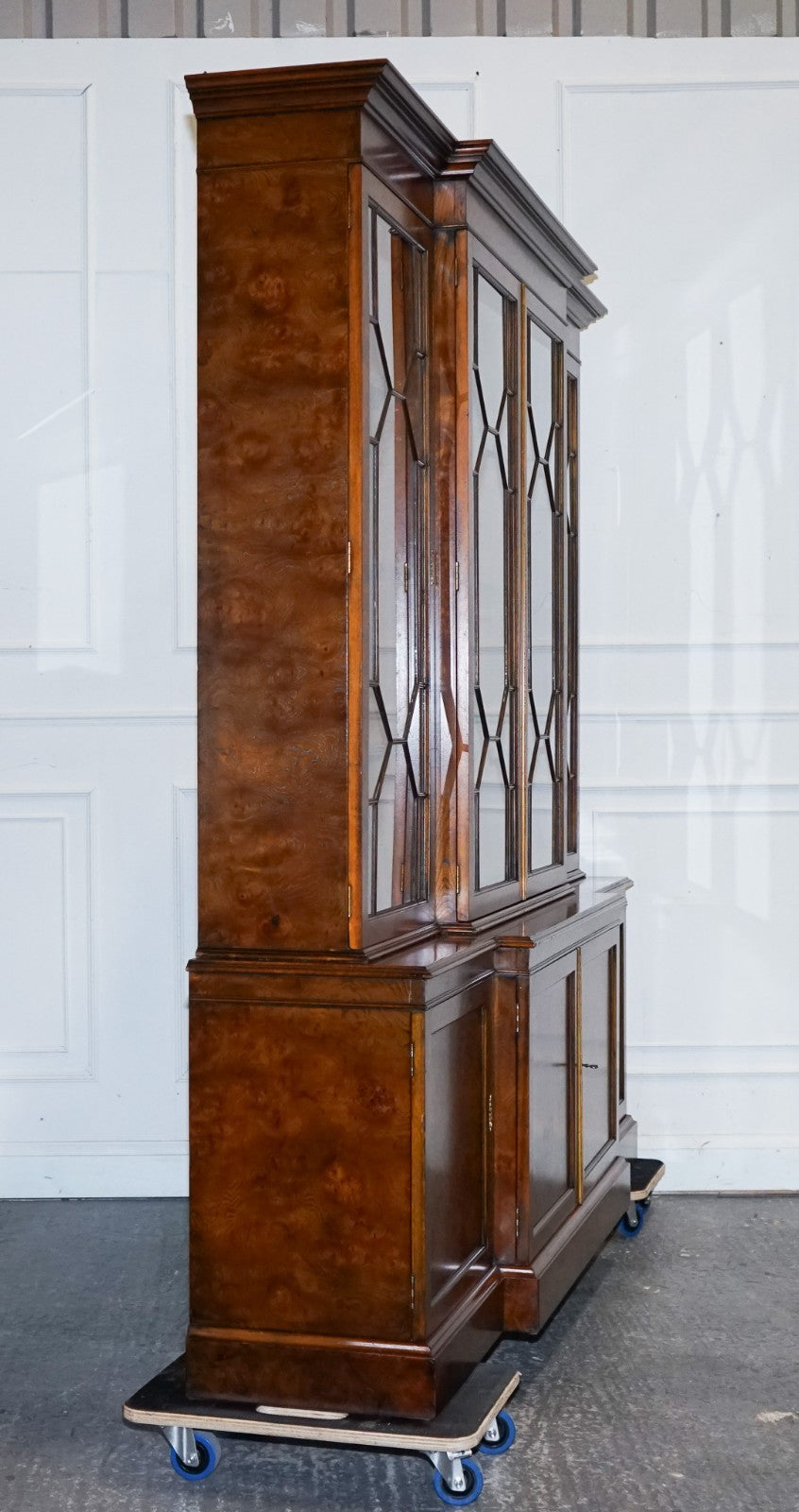 STUNNING LARGE GEORGIAN STYLE BURR WALNUT BREAKFRONT DISPLAY CABINET BOOKCASE