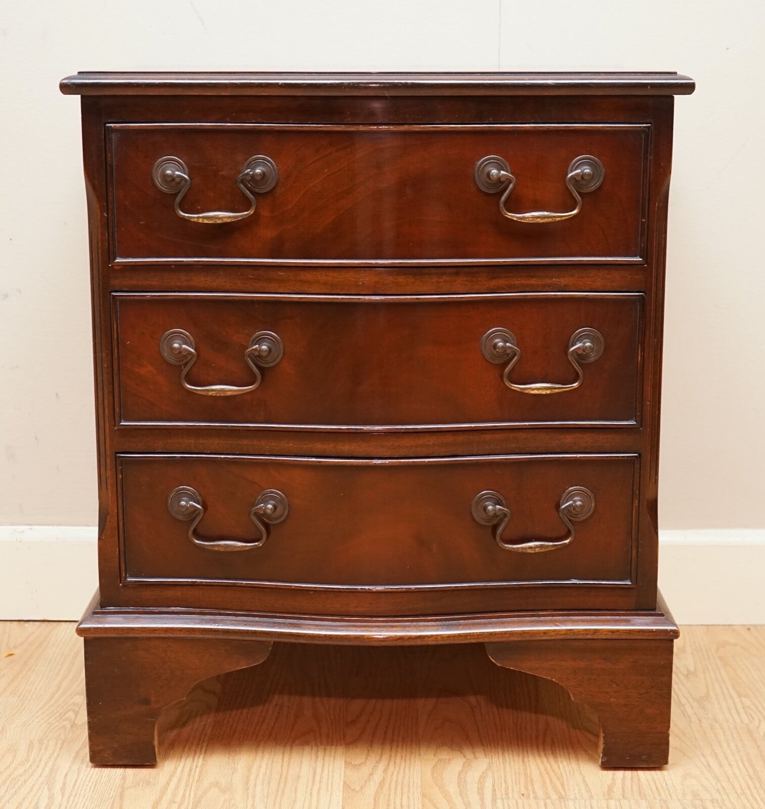 GEORGIAN STYLE MAHOGANY FLAME MAHOGANY CHEST OF DRAWERS