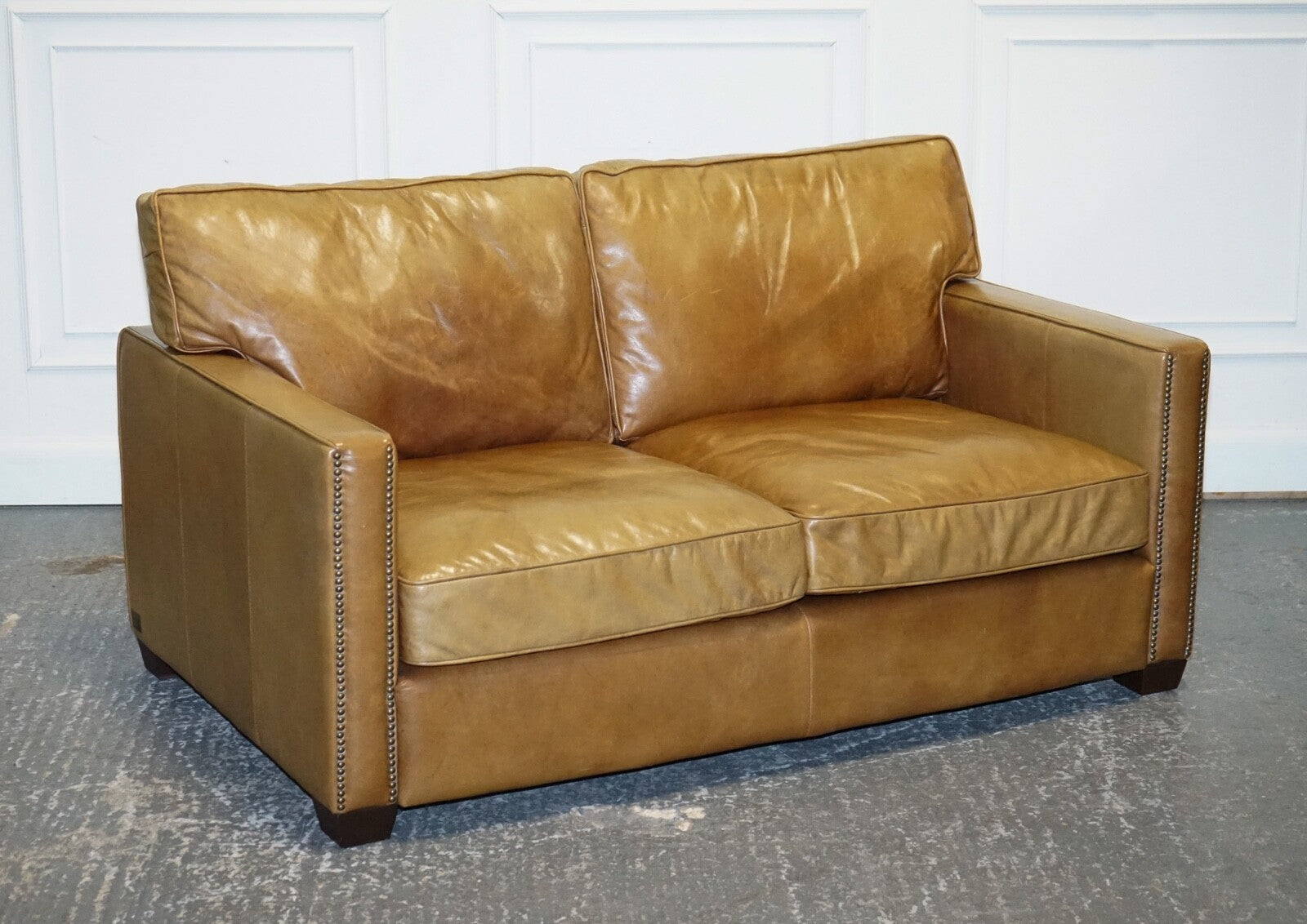 TIMOTHY OULTON HALO TWO SEATER ViSCOUNT TAN LEATHER SOFA (2/2)