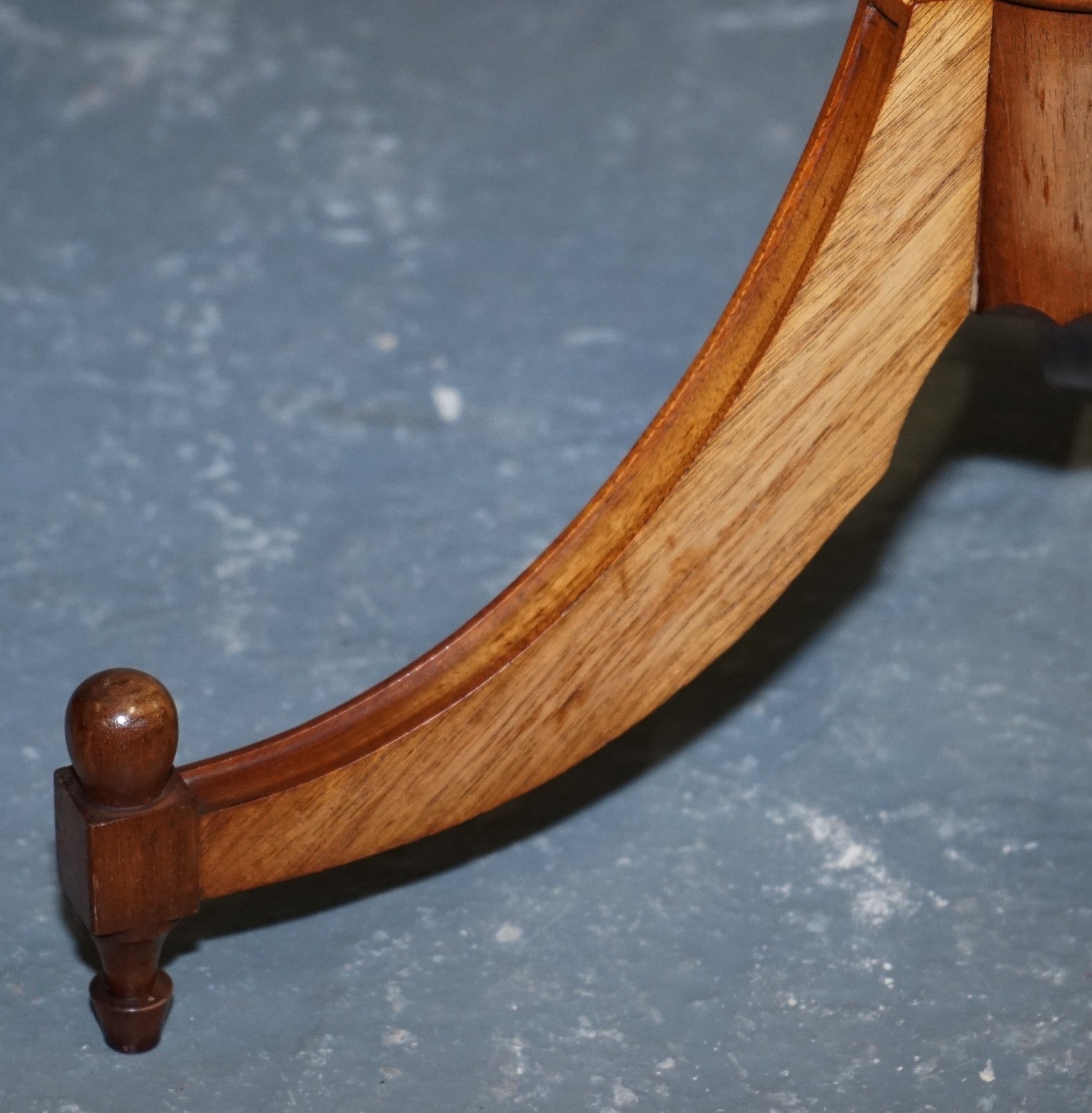 LOVELY REGENCY STYLE GALLERY RAIL SIDE END LAMP TABLE