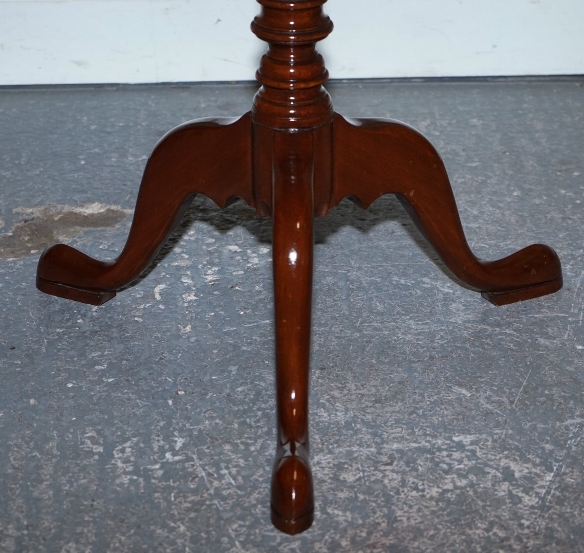 ANTIQUE STYLE TILT TOP WINE SIDE TABLE WITH PIECRUST TOP RAISED ON TRIPOD BASE