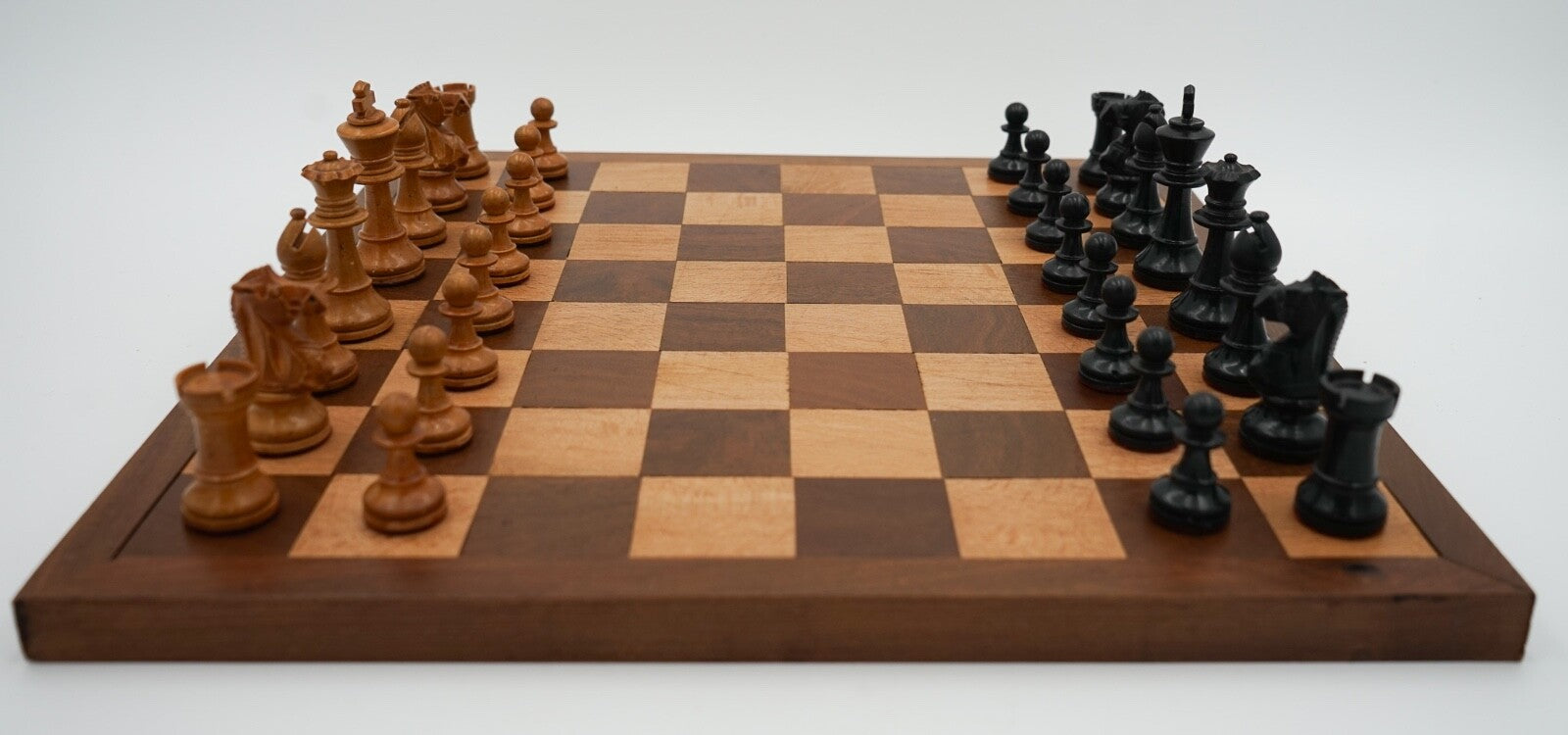 ANTIQUE ENGLISH QUALITY STAUNTON WEIGHTED CHESS SET WITH BOX AND BOARD