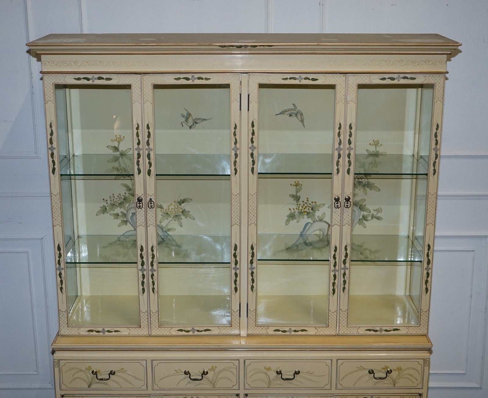 VINTAGE ORIENTAL ASIAN CHINOISERIE CREAM LACQUER HAND PAINTED DISPLAY CABINET