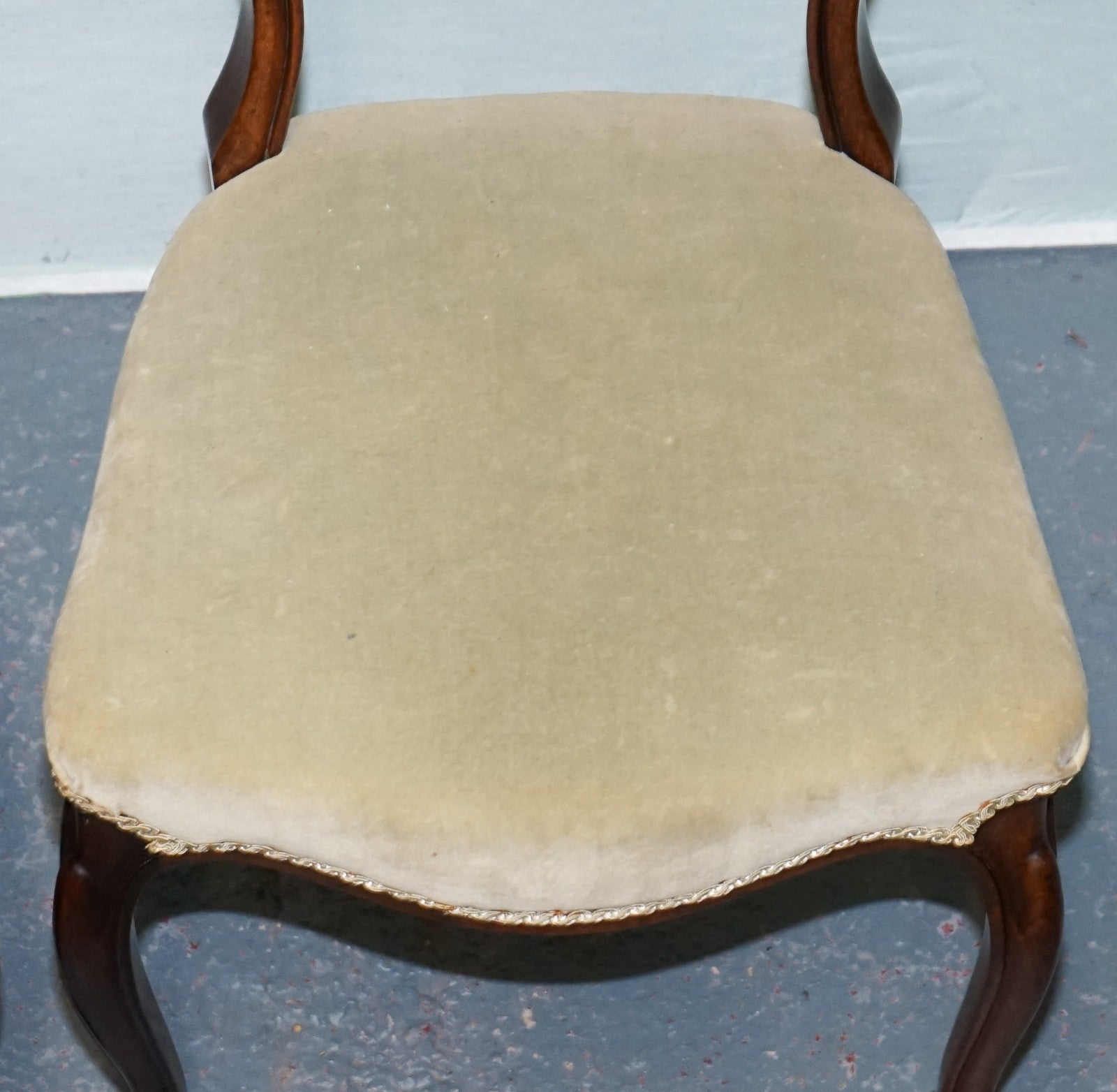 SET OF SIX CIRCA 1860 VICTORIAN BALLOON BACK DINNING CHAIRS