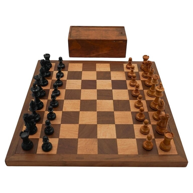 ANTIQUE ENGLISH QUALITY STAUNTON WEIGHTED CHESS SET WITH BOX AND BOARD