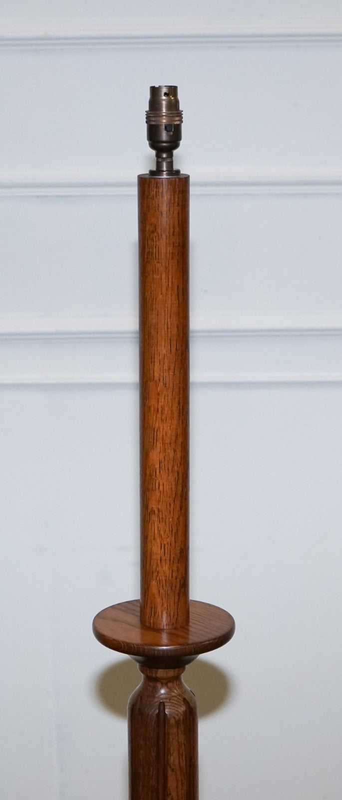 ANTIQUE CIRCA 1910 SOLID OAK STANDARD FLOOR LAMP WITH ROUND BASE