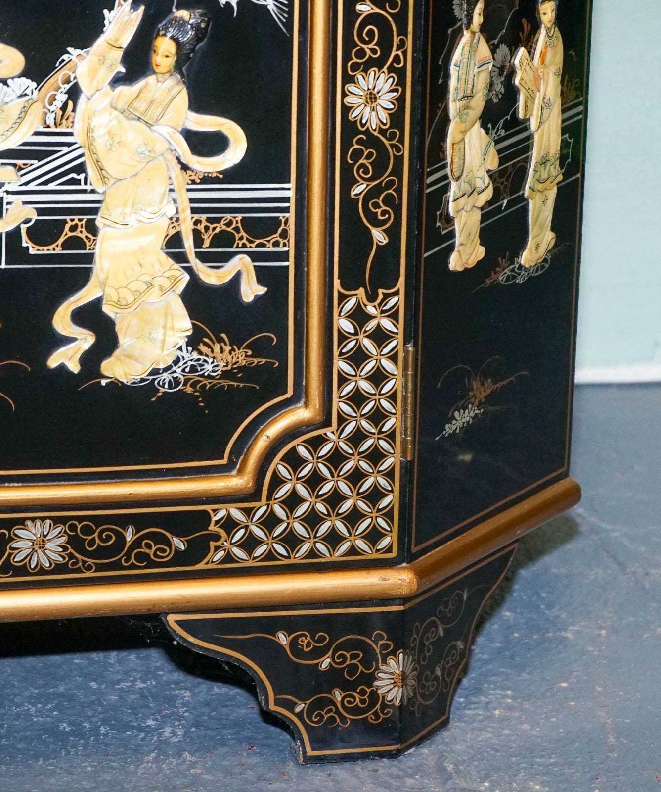 ELEGANT VINTAGE BLACK LACQUERED CORNER CABINET MOTHER PEARL & GILT INLAY