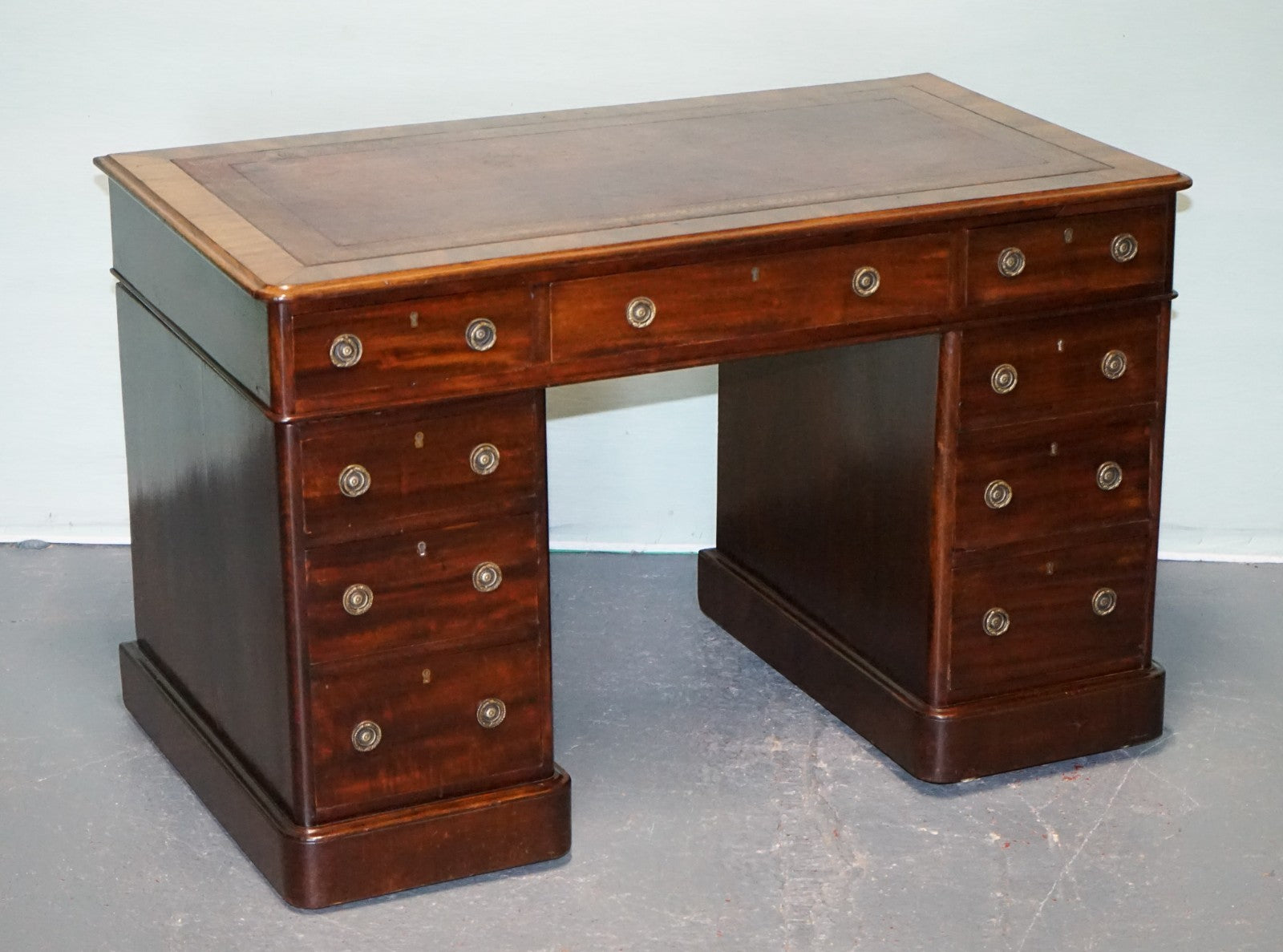ANTIQUE VICTORiAN HARDWOOD PEDESTAL DESK WITH TOOLED LEATHER TOP