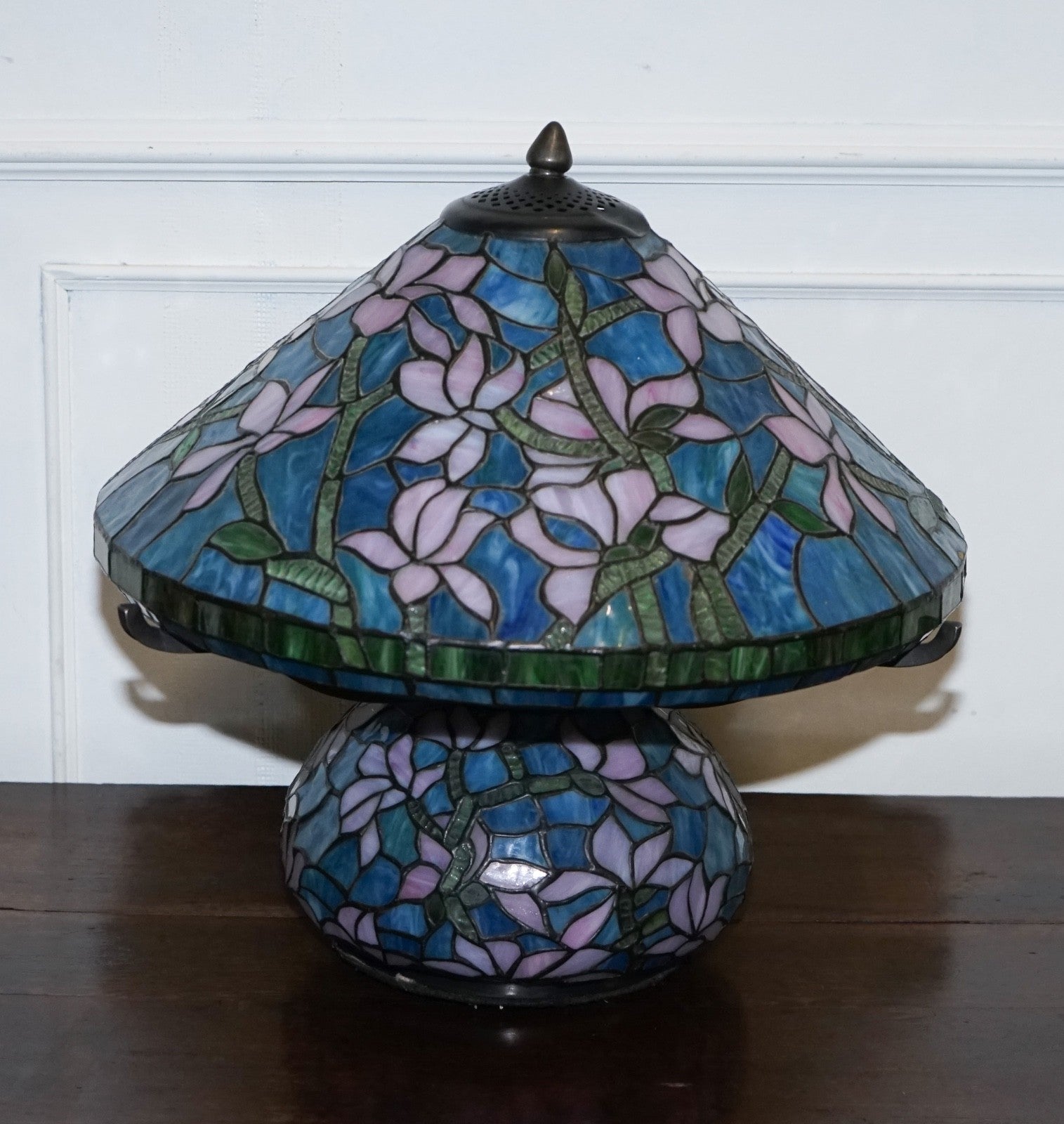 TIFFANY STYLE STAINED GLASS ART NOUVEAU FLORAL DESIGN WITH ILLUMINATED BASE LAMP