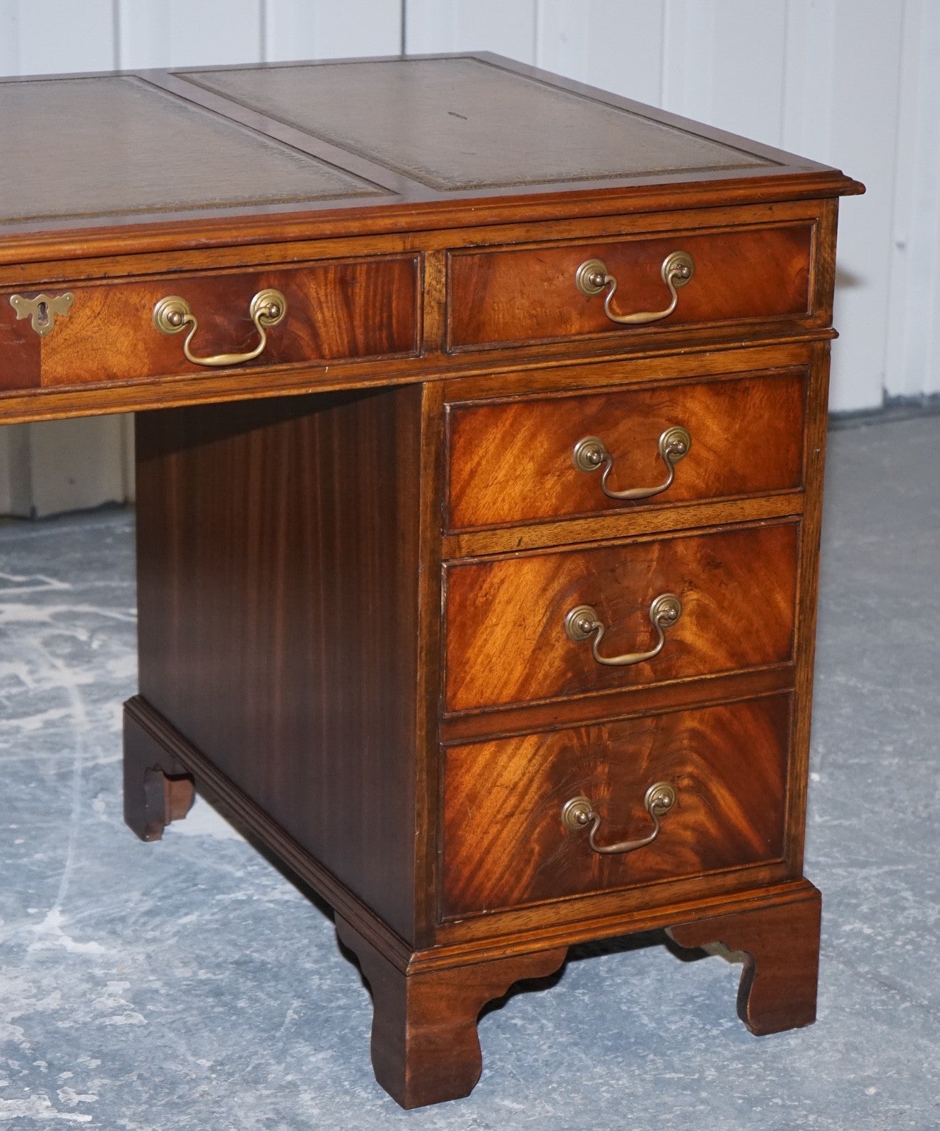 LOVELY BEVAN FUNNELL VINTAGE PEDESTAL DESK WITH HUNTER GREEN LEATHER