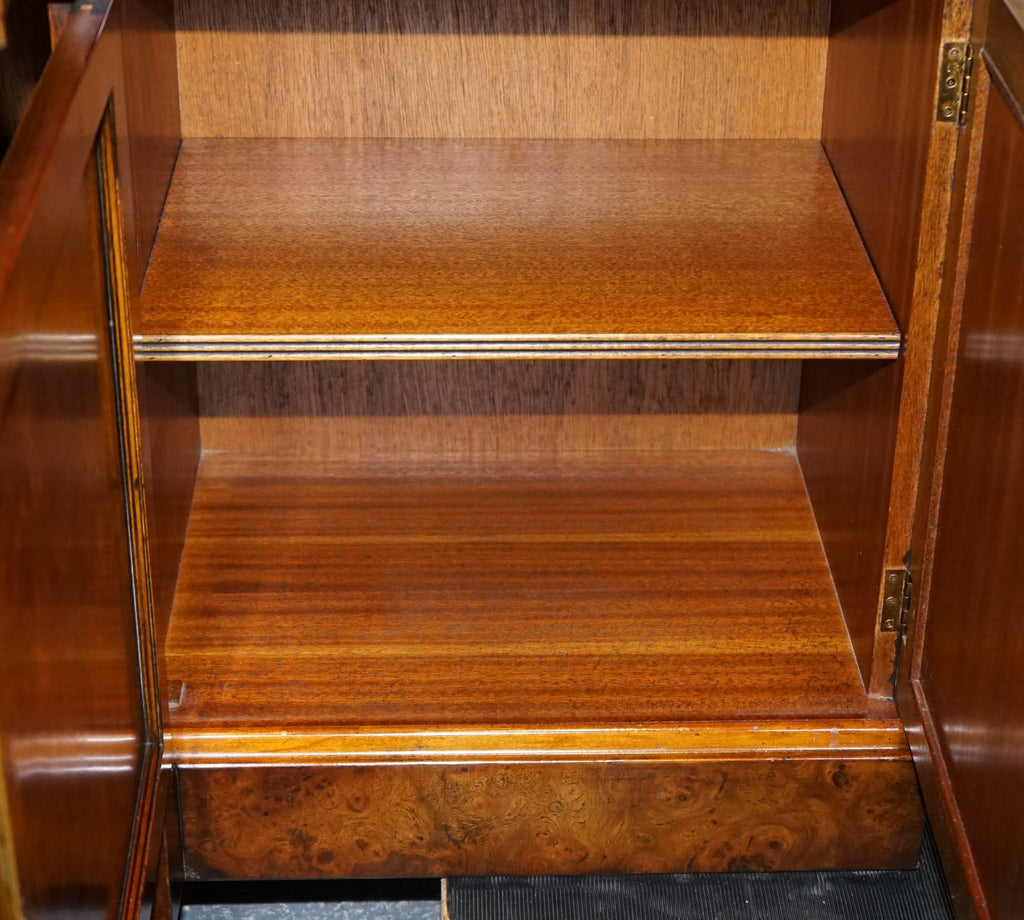 STUNNING LARGE GEORGIAN STYLE BURR WALNUT BREAKFRONT DISPLAY CABINET BOOKCASE