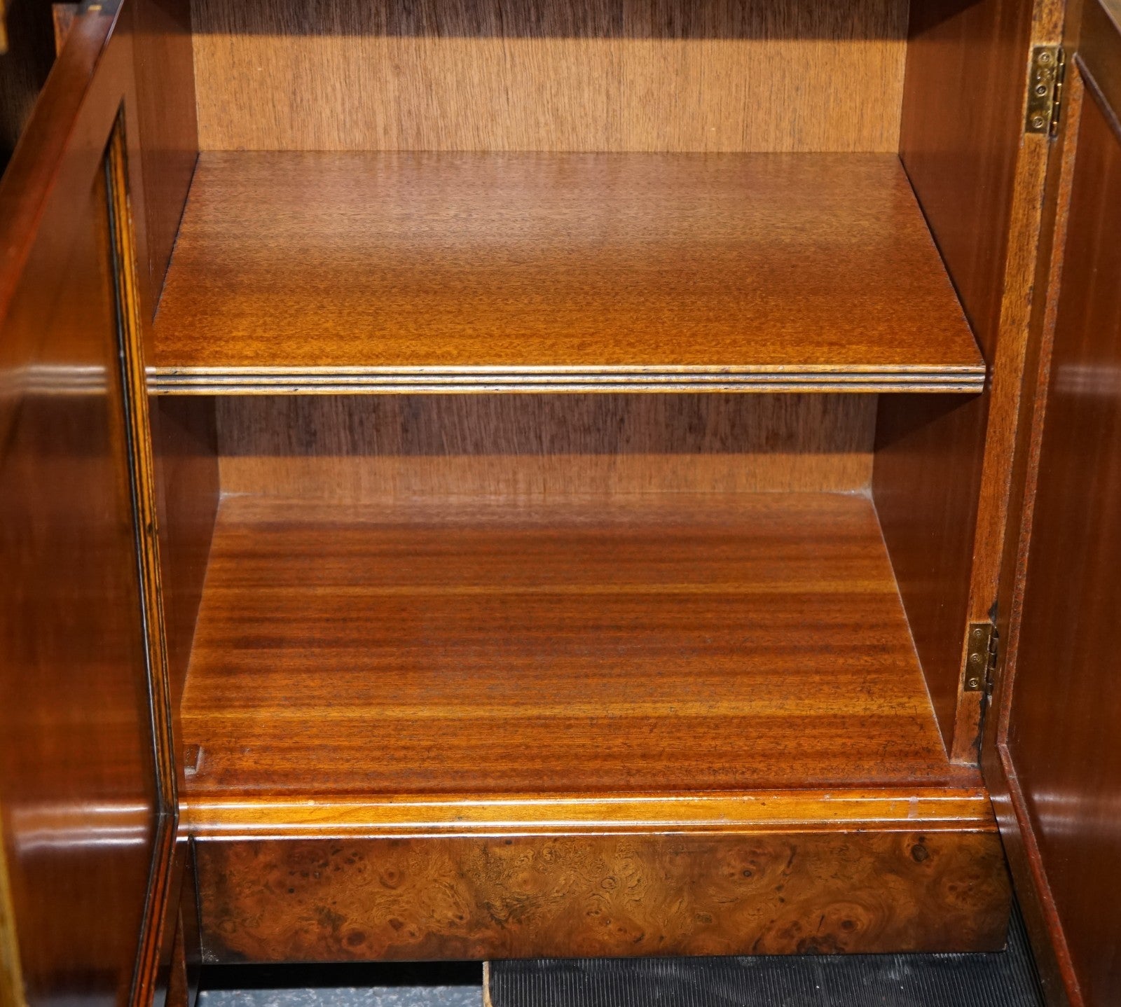 STUNNING LARGE GEORGIAN STYLE BURR WALNUT BREAKFRONT DISPLAY CABINET BOOKCASE