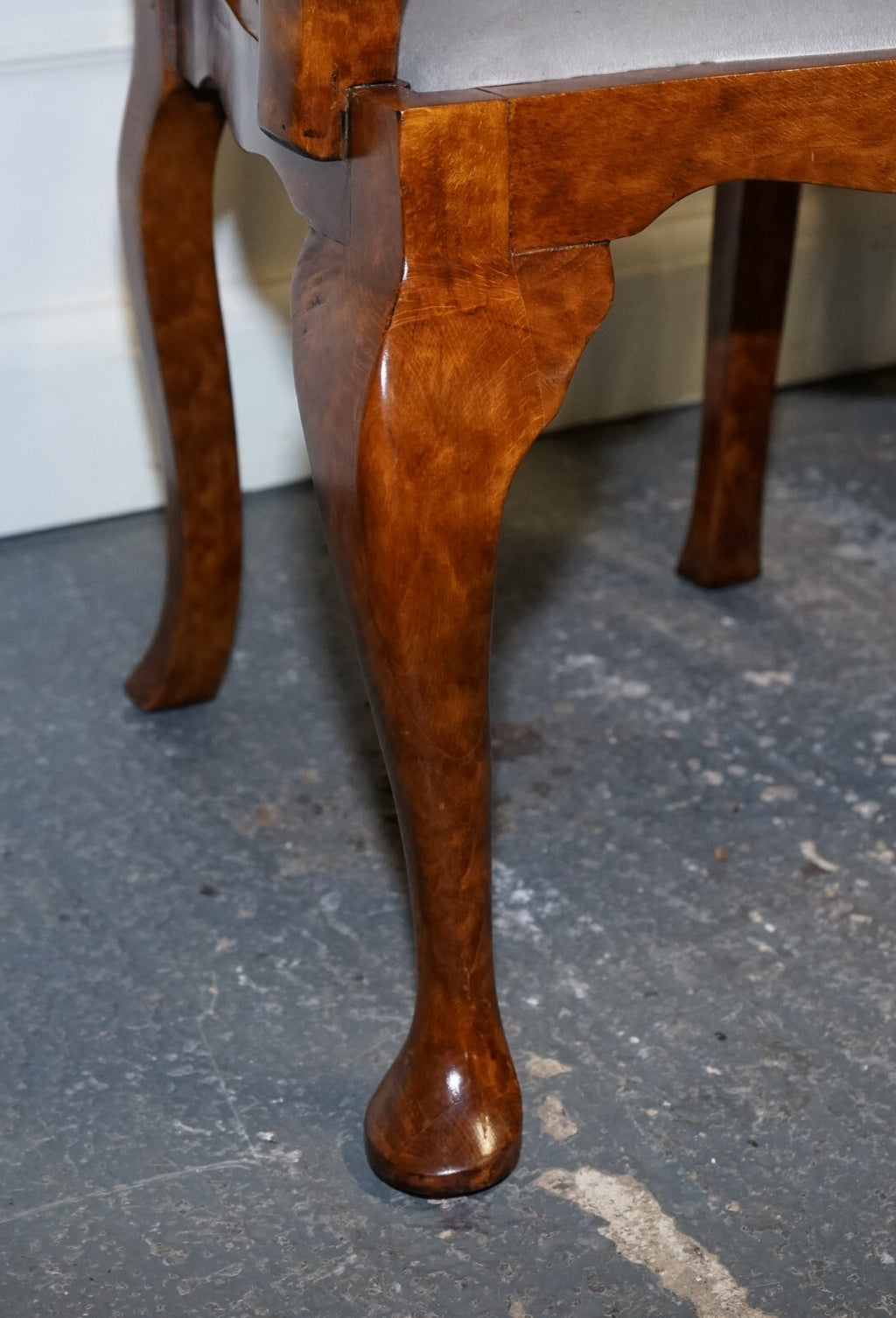 1920'S ART DECO PAIR OF QUEEN ANNE STYLE BURR WALNUT HALLWAY ELBOW ARMCHAIRS