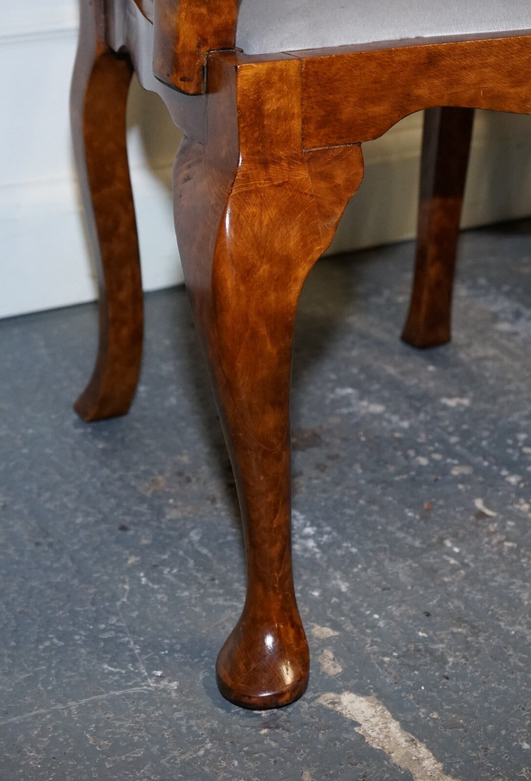 1920'S ART DECO PAIR OF QUEEN ANNE STYLE BURR WALNUT HALLWAY ELBOW ARMCHAIRS