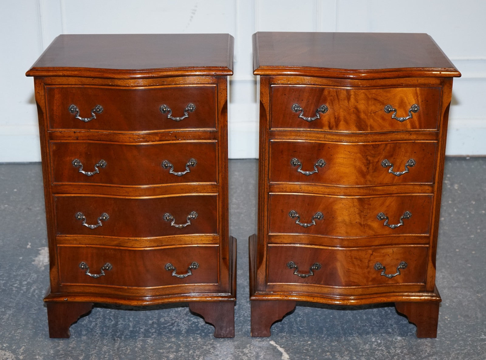 PAIR OF SERPENTINE GEORGIAN STYLE  NIGHTSTANDS BEDSIDE TABLES WITH FOUR DRAWERS