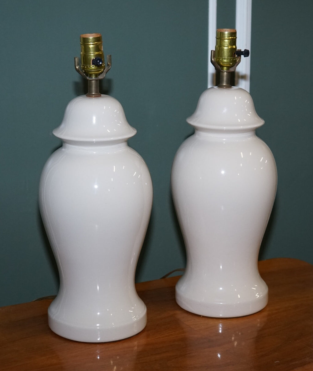 CIRCA 1970s VINTAGE CREAM COLOURED PORCELAIN PAIR OF LAMPS