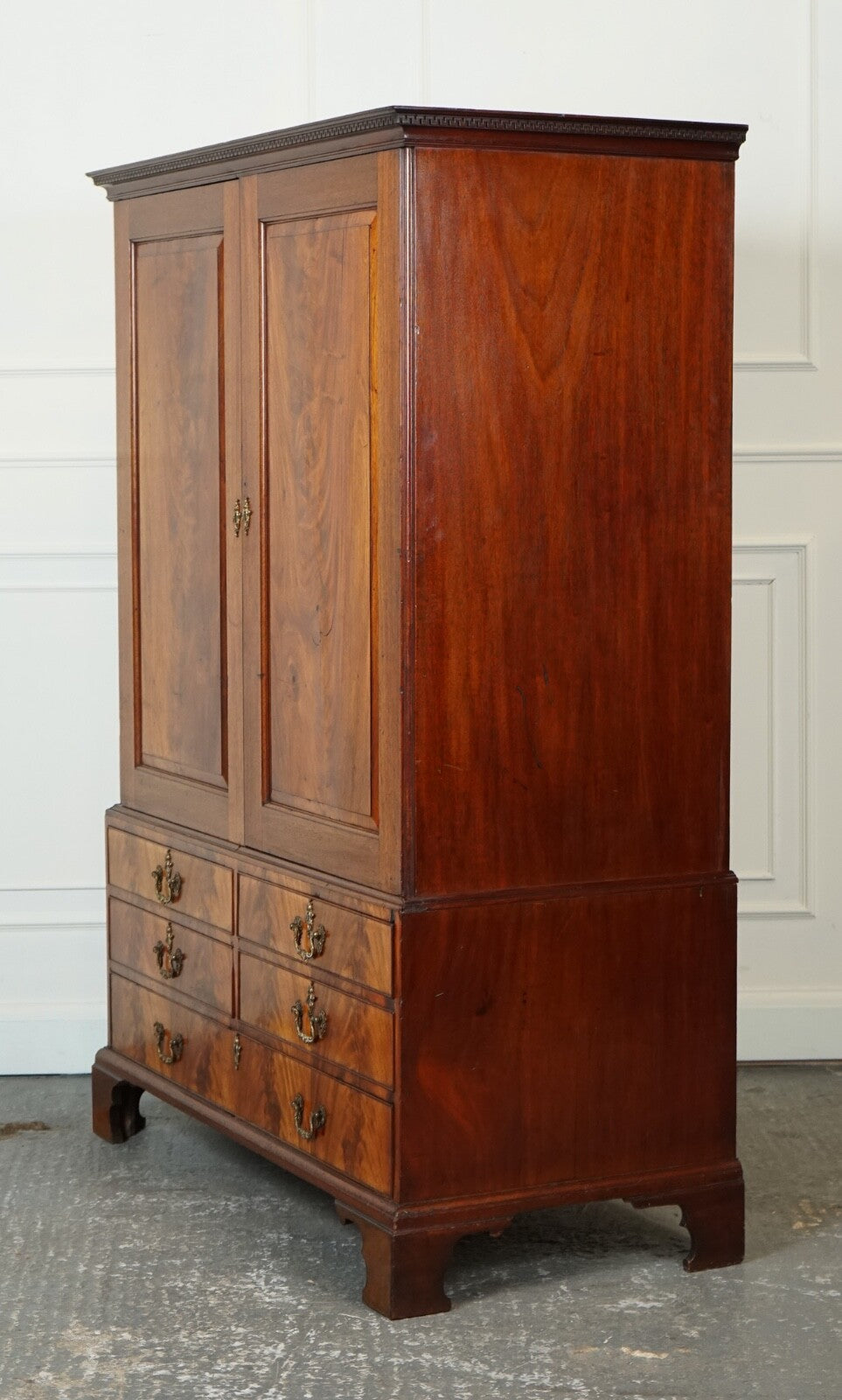 1800 ANTIQUE ENGLISH GEORGIAN FLAMED HARDWOOD LINEN PRESS WARDROBE ARMOIRE J1