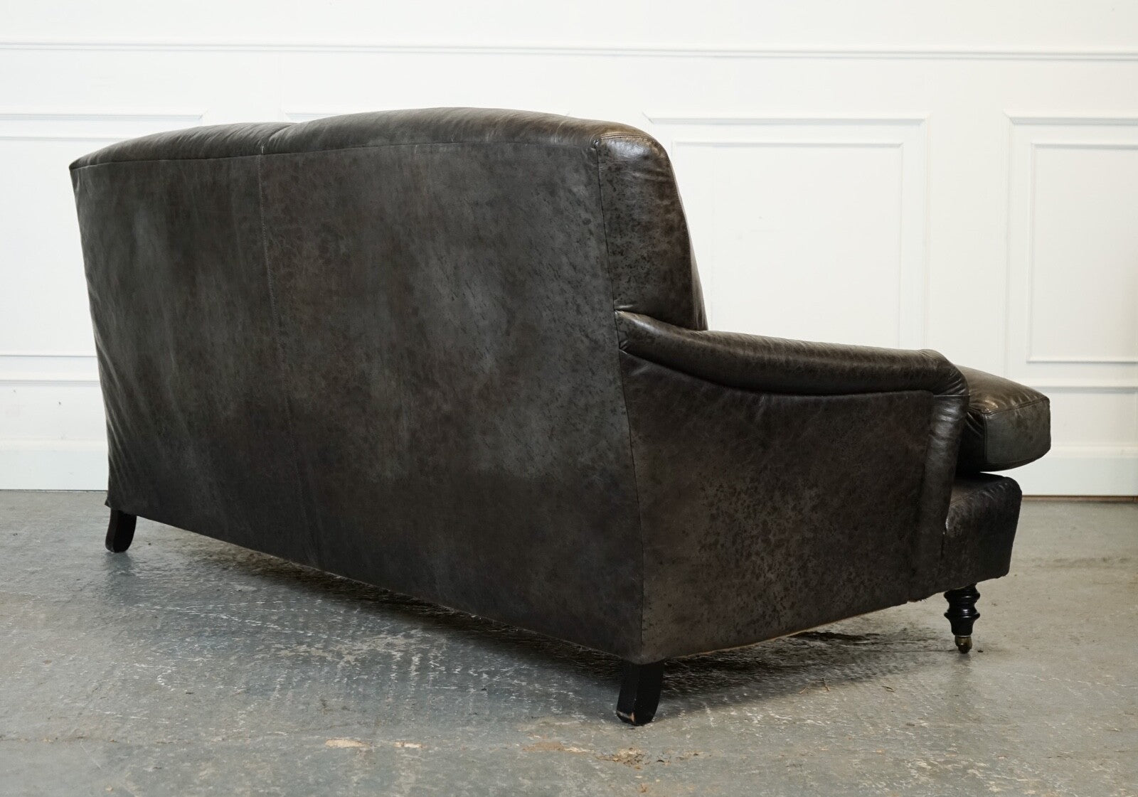 EXQUiSITE HOWARD STYLE HERITAGE GREY LEATHER SOFA (2/2) J1