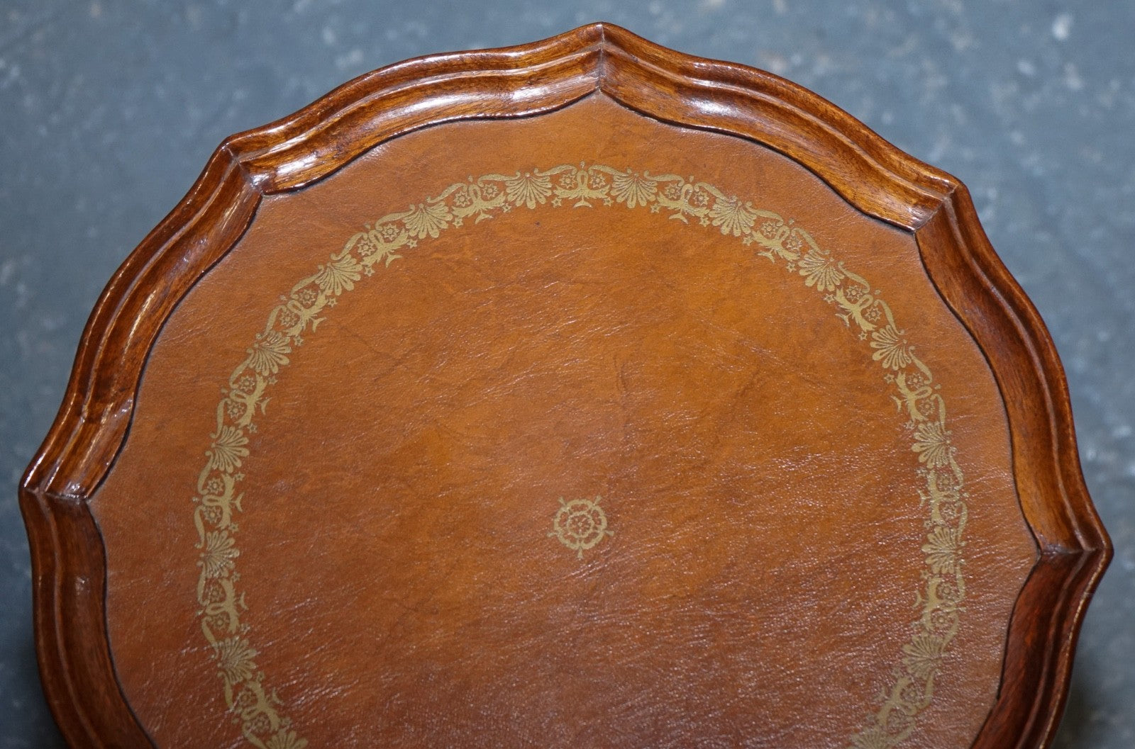 VINTAGE GEORGIAN STYLE TRIPOD TABLE WITH SCALLOPED EDGE & BROWN LEATHER TOP