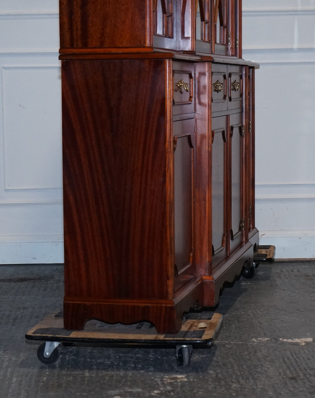 VINTAGE GEORGIAN STYLE FLAMED HARDWOOD BREAKFRONT DISPLAY CABiNET BOOKCASE