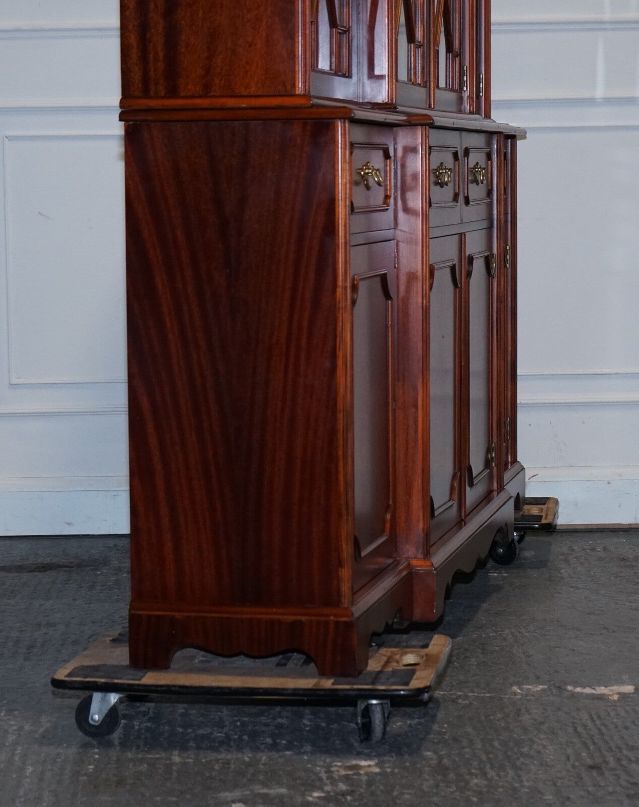 VINTAGE GEORGIAN STYLE FLAMED HARDWOOD BREAKFRONT DISPLAY CABiNET BOOKCASE