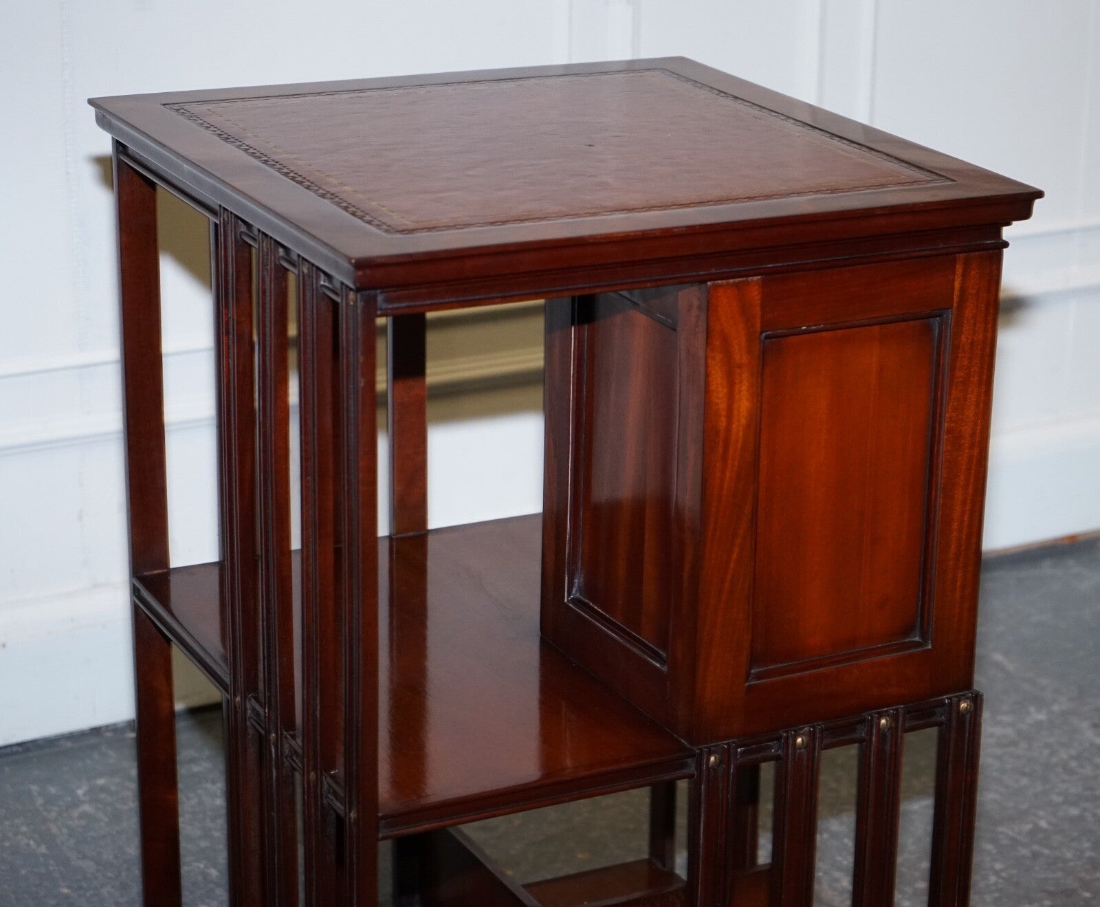 STUNNING REVIVAL INLAID REVOLVING BOOKCASE END TABLE WITH BROWN AGED LEATHER TOP