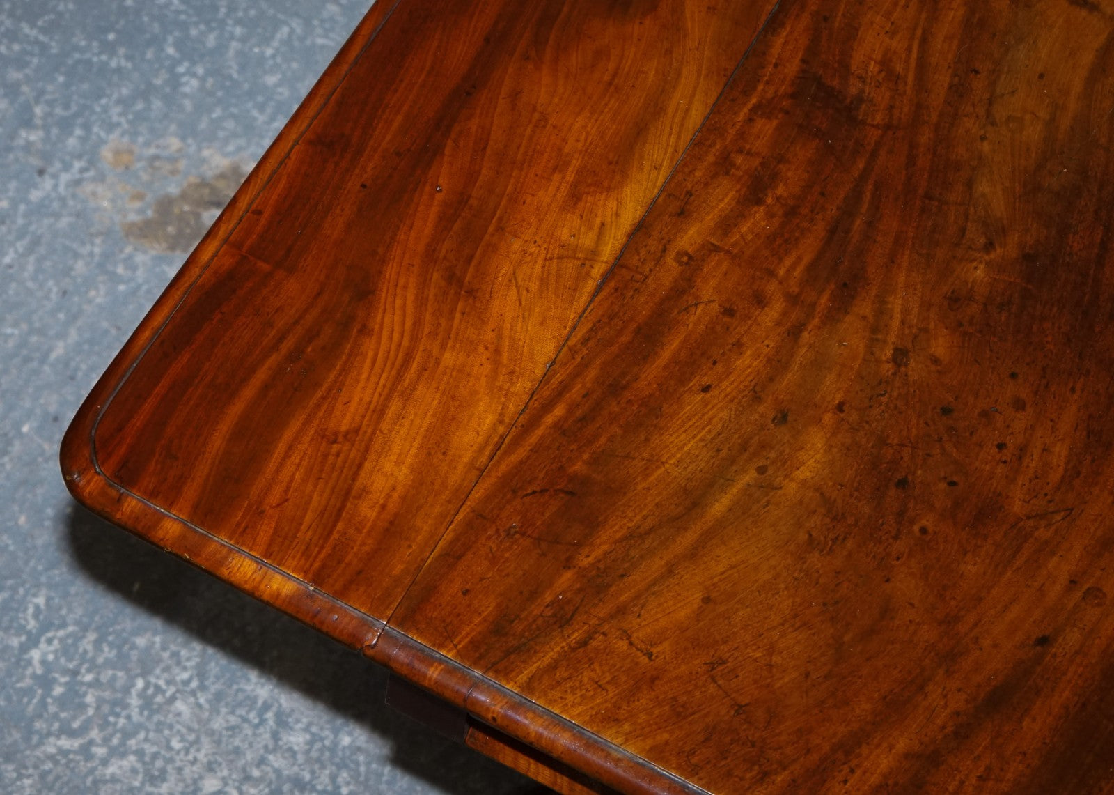 1820s RESTORED ENGLISH ANTIQUE PEDESTAL PEMBROKE DROP LEAF TABLE WITH DRAWER