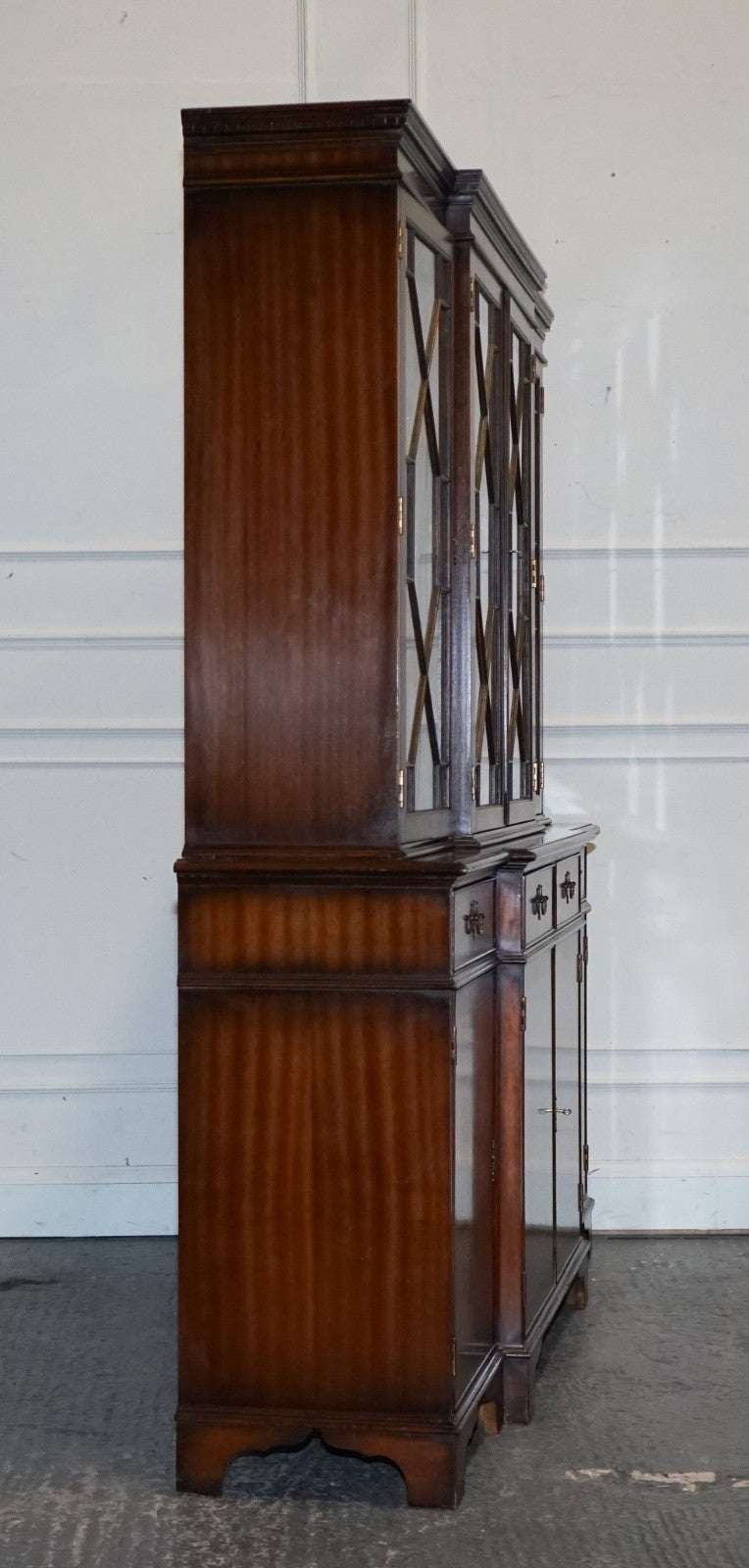 STUNNING GEORGIAN STYLE BREAKFRONT FOUR DOOR DISPLAY CABiNET BOOKCASE