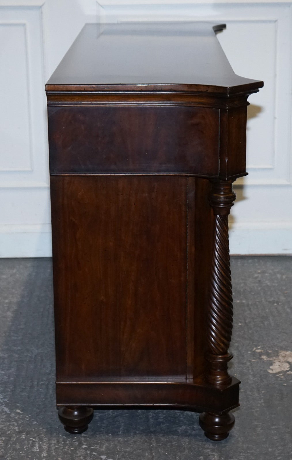 LARGE AMERICAN THOMASVILLE TRINIDAD BREAKFRONT SOLID DRESSER SIDEBOARD