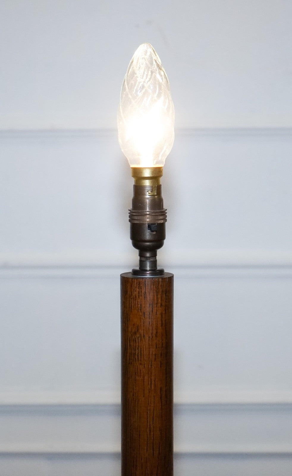 ANTIQUE CIRCA 1910 SOLID OAK STANDARD FLOOR LAMP WITH ROUND BASE