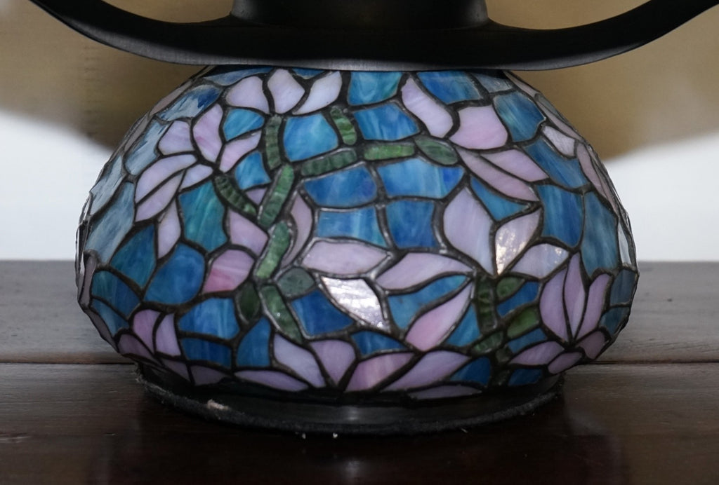 TIFFANY STYLE STAINED GLASS ART NOUVEAU FLORAL DESIGN WITH ILLUMINATED BASE LAMP