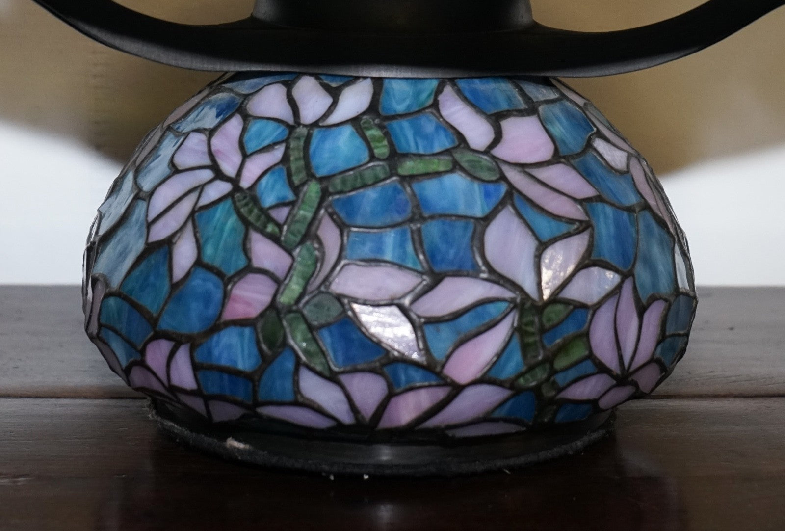 TIFFANY STYLE STAINED GLASS ART NOUVEAU FLORAL DESIGN WITH ILLUMINATED BASE LAMP
