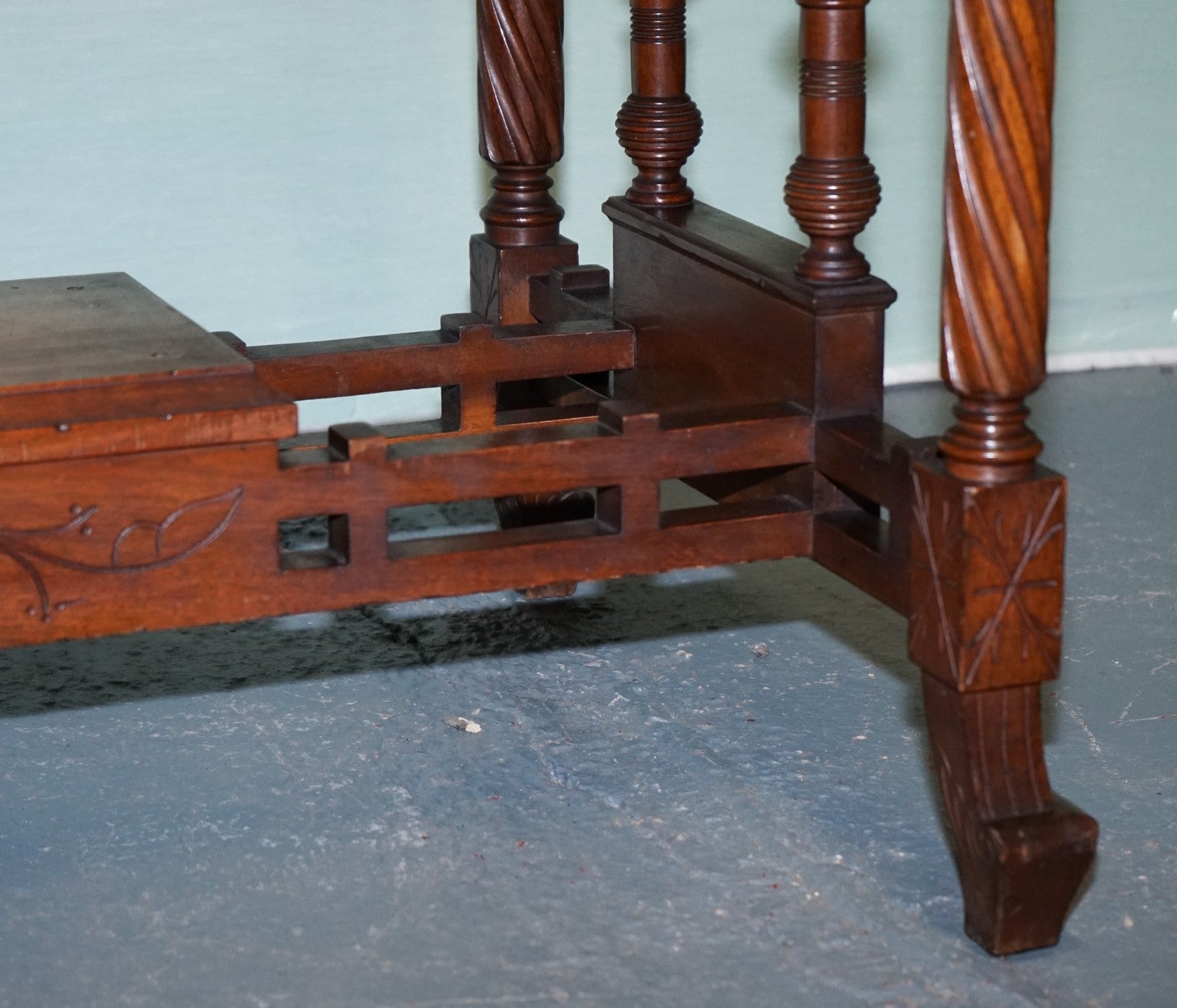 LATE 19TH CENTURY CONTINENTAL CARVED WALNUT WRITING TABLE LEATHER INLAY TOP