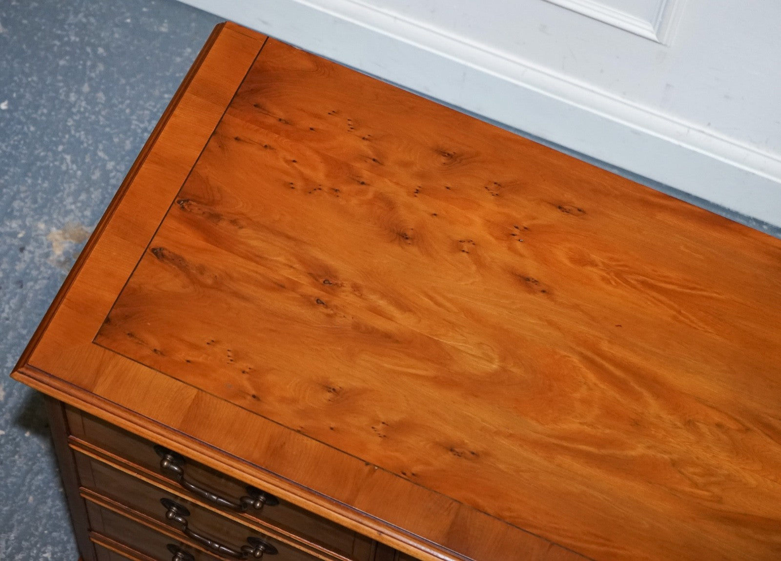 STUNNING GEORGIAN STYLE  WALNUT SIDEBOARD BANK OF DRAWERS