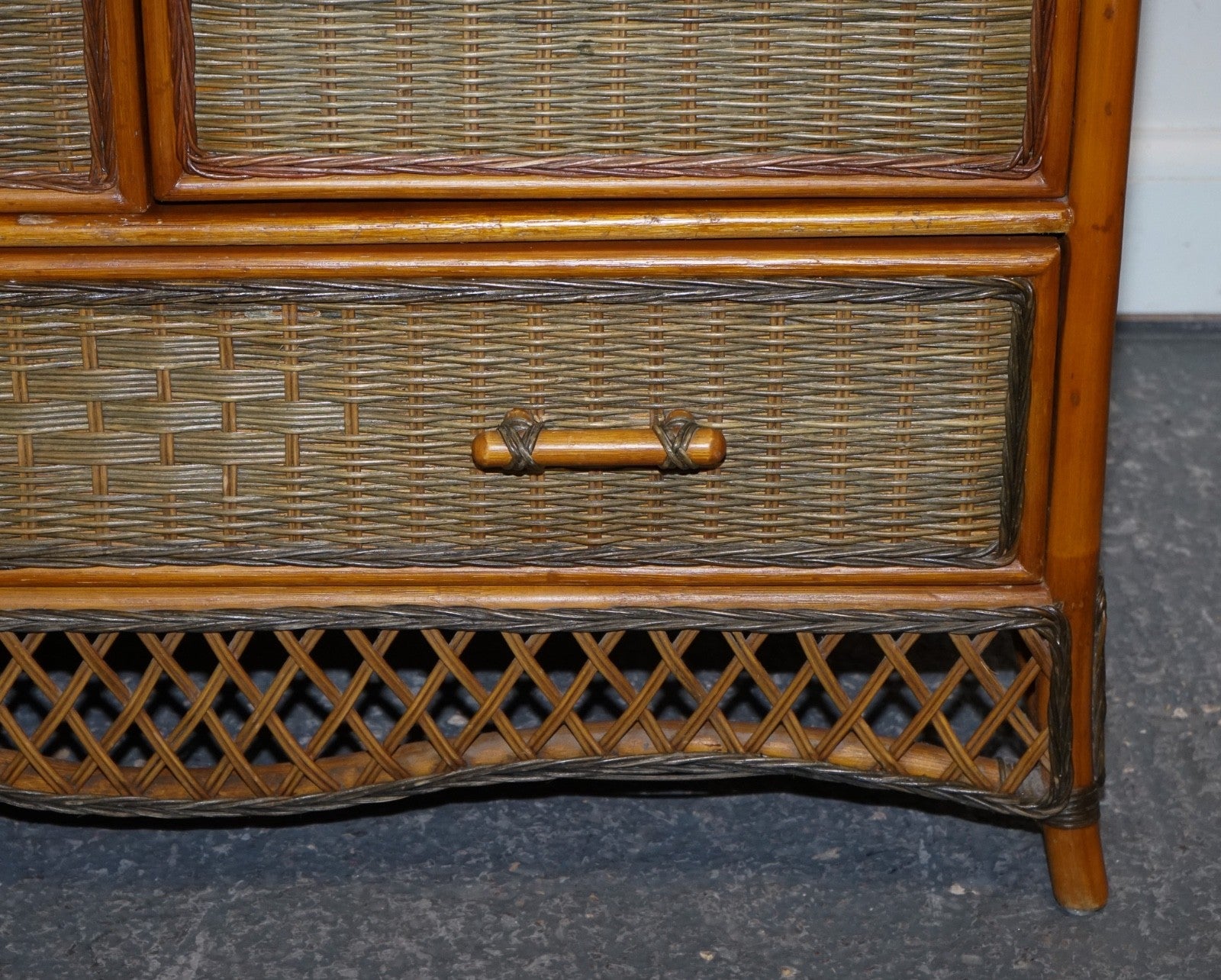 CIRCA 1970'S WOVEN WICKER ARMOIRE WARDROBE WITH ONE DRAWER (2/2)