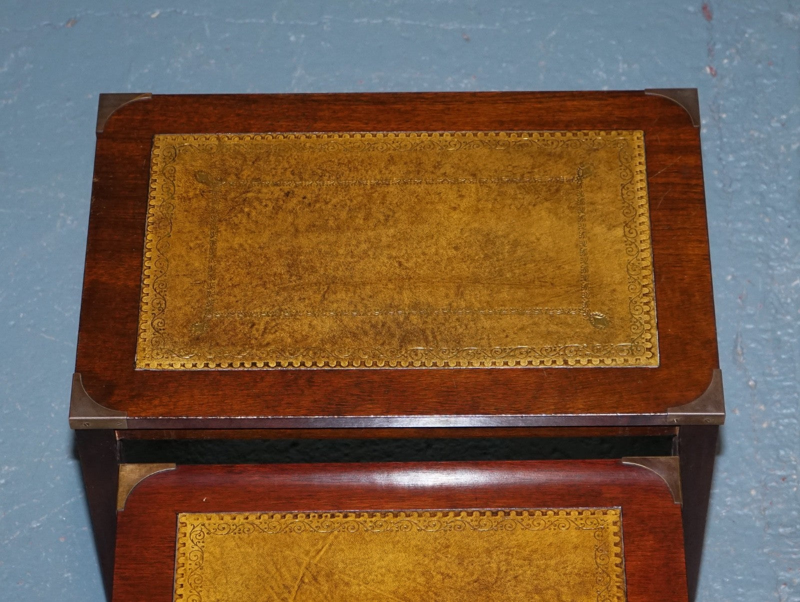 VINTAGE MILITARY CAMPAIGN BRASS NEST OF TABLES WITH CAMEL BROWN LEATHER TOPS