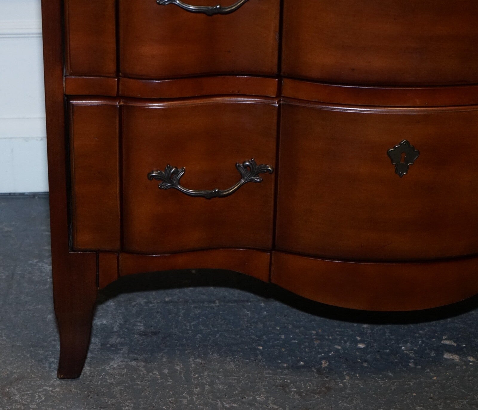 RALPH LAUREN VINTAGE GEORGIAN STYLE SERPENTINE FRONTED HARDWOOD CHEST OF DRAWERS