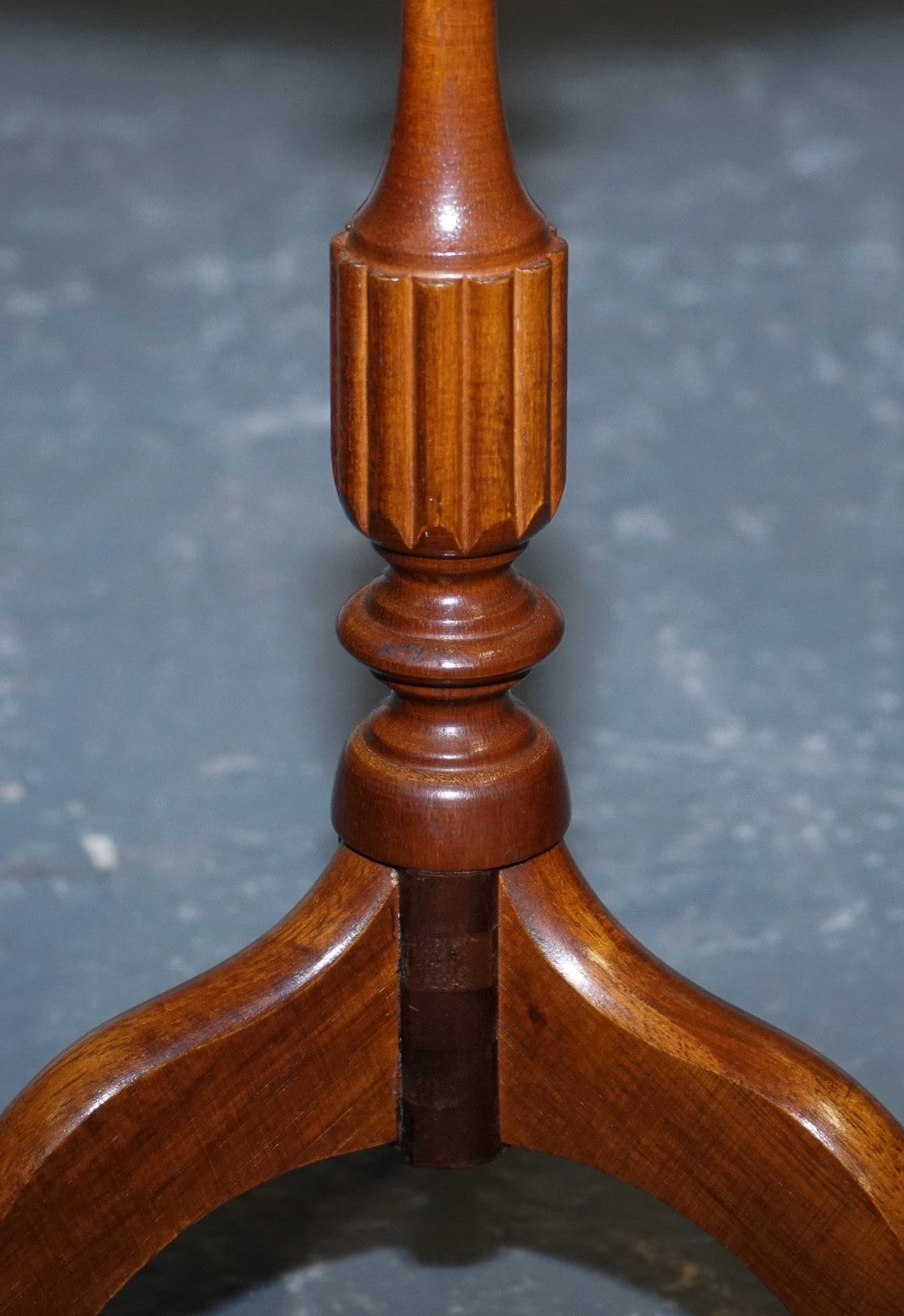 VINTAGE GEORGIAN STYLE TRIPOD TABLE WITH SCALLOPED EDGE & BROWN LEATHER TOP