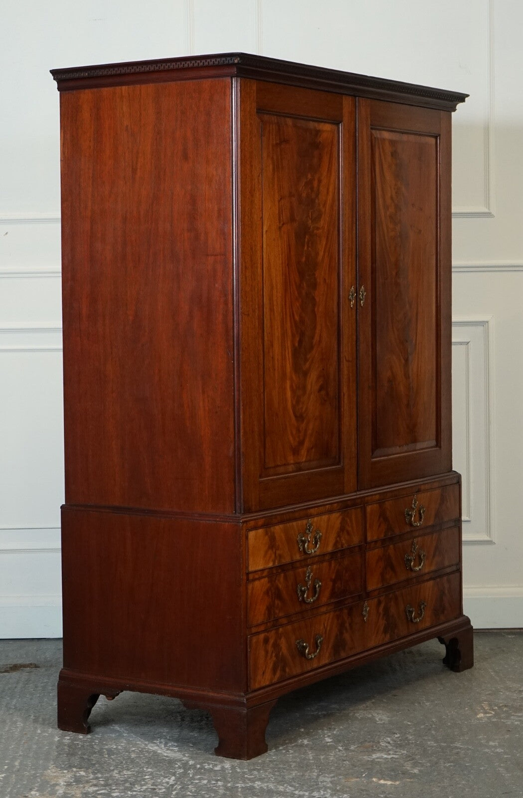 1800 ANTIQUE ENGLISH GEORGIAN FLAMED HARDWOOD LINEN PRESS WARDROBE ARMOIRE J1
