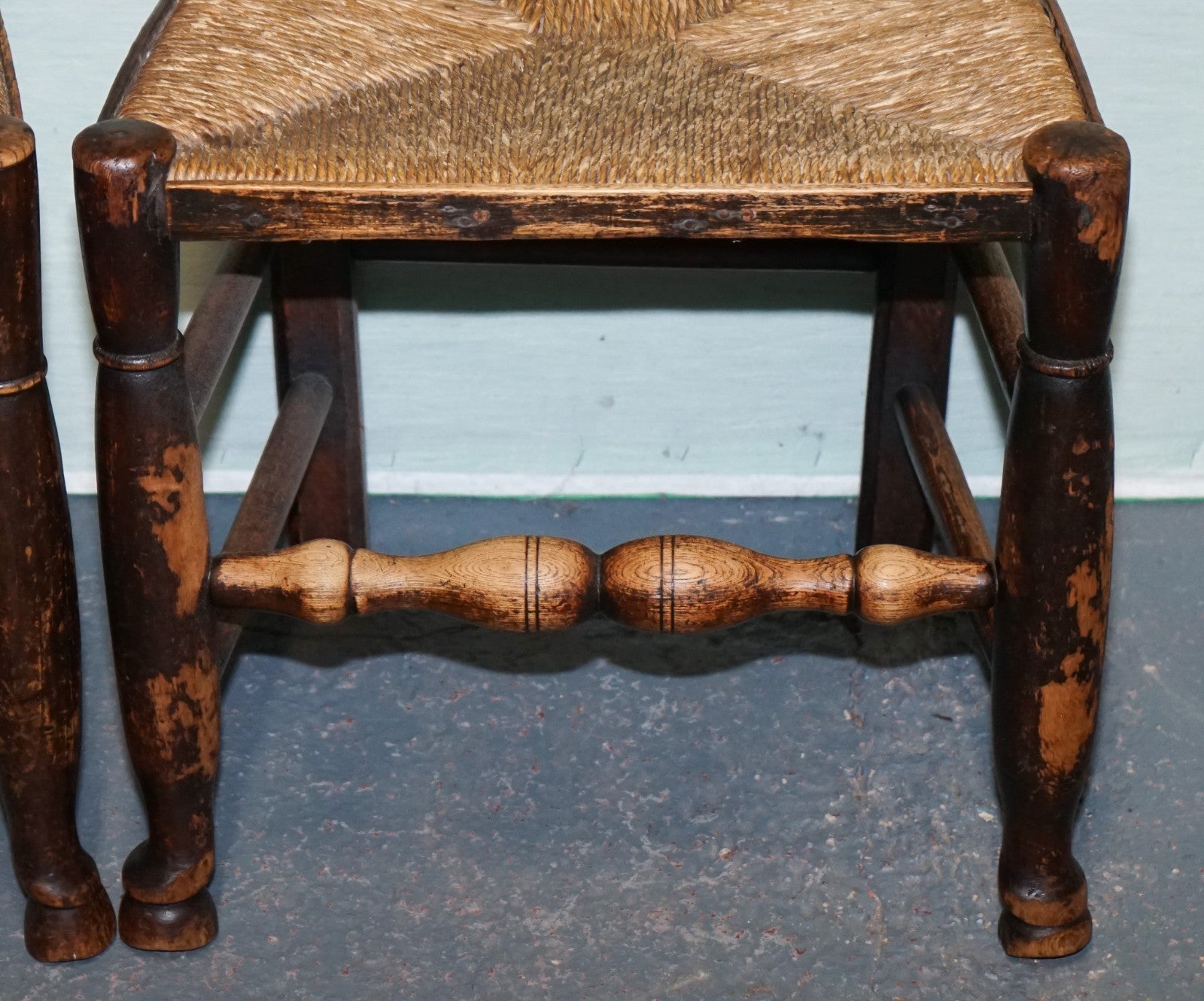 SET OF FOUR SOLID OAK COUNTRY HOUSE STRAW SEAT LADDER BACK DINING CHAIRS