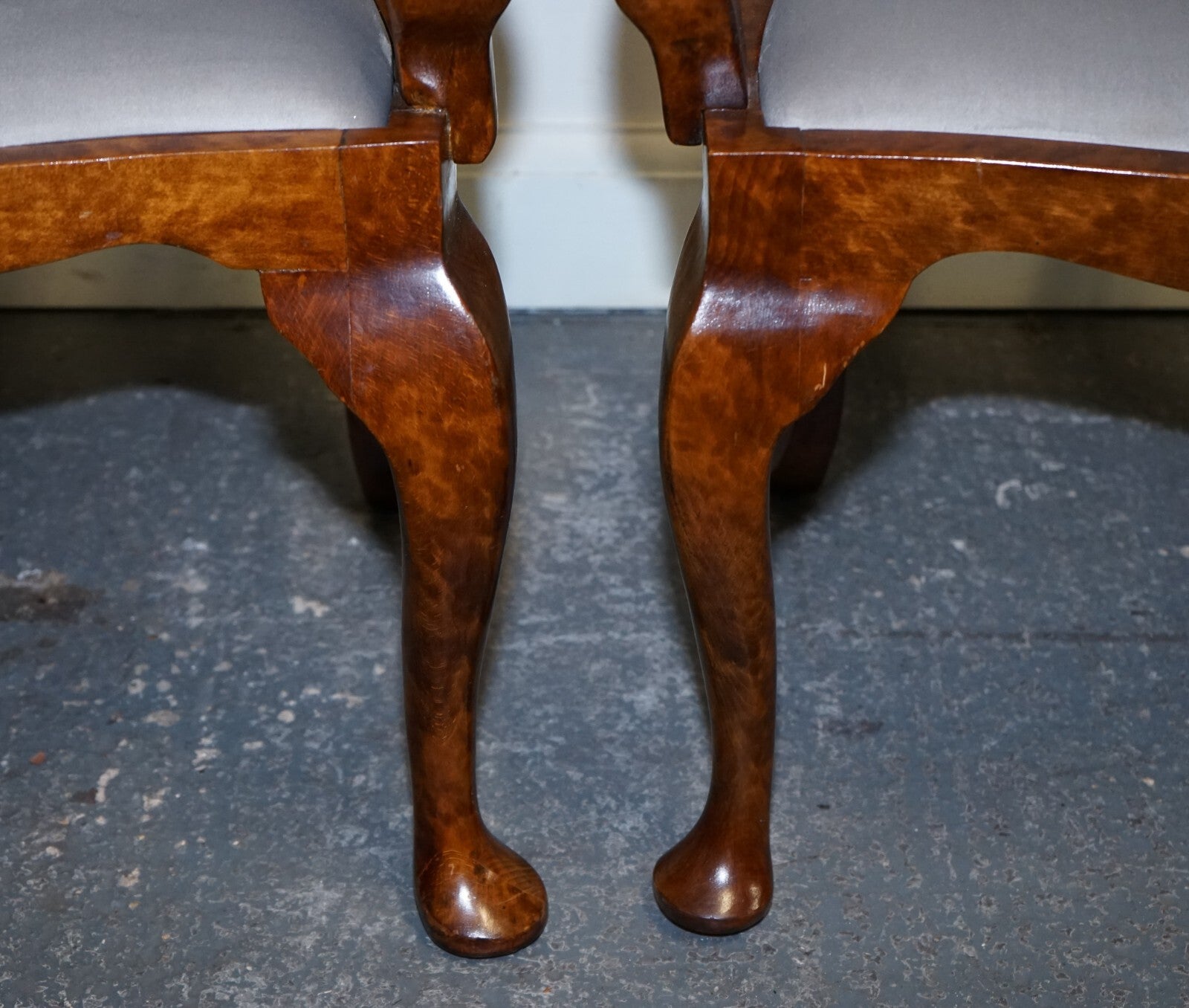 1920'S ART DECO PAIR OF QUEEN ANNE STYLE BURR WALNUT HALLWAY ELBOW ARMCHAIRS