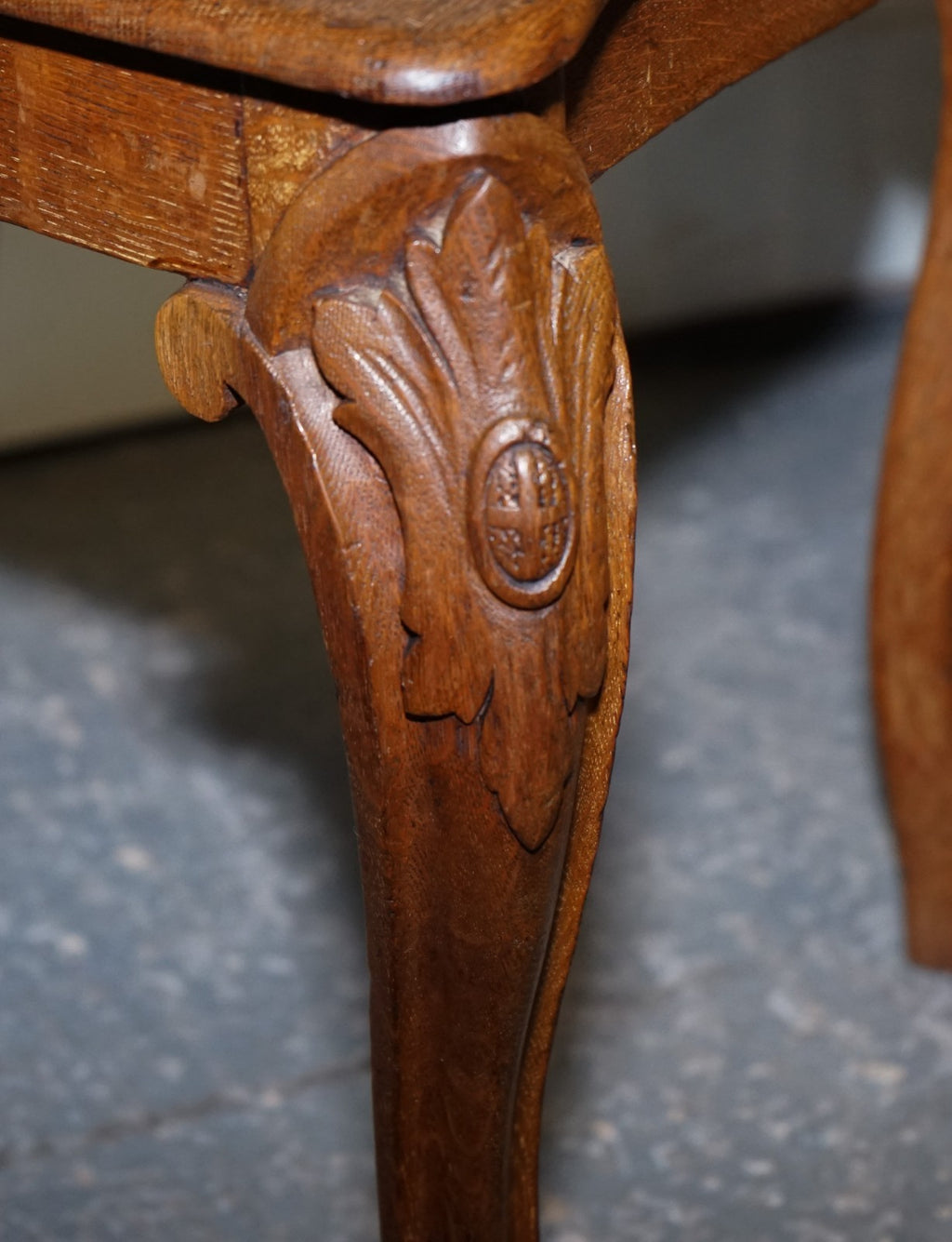 ANTIQUE PAIR OF VICTORIAN SOLID OAK CARVED HALLWAY CHAIRS WITH LION PAW FEET
