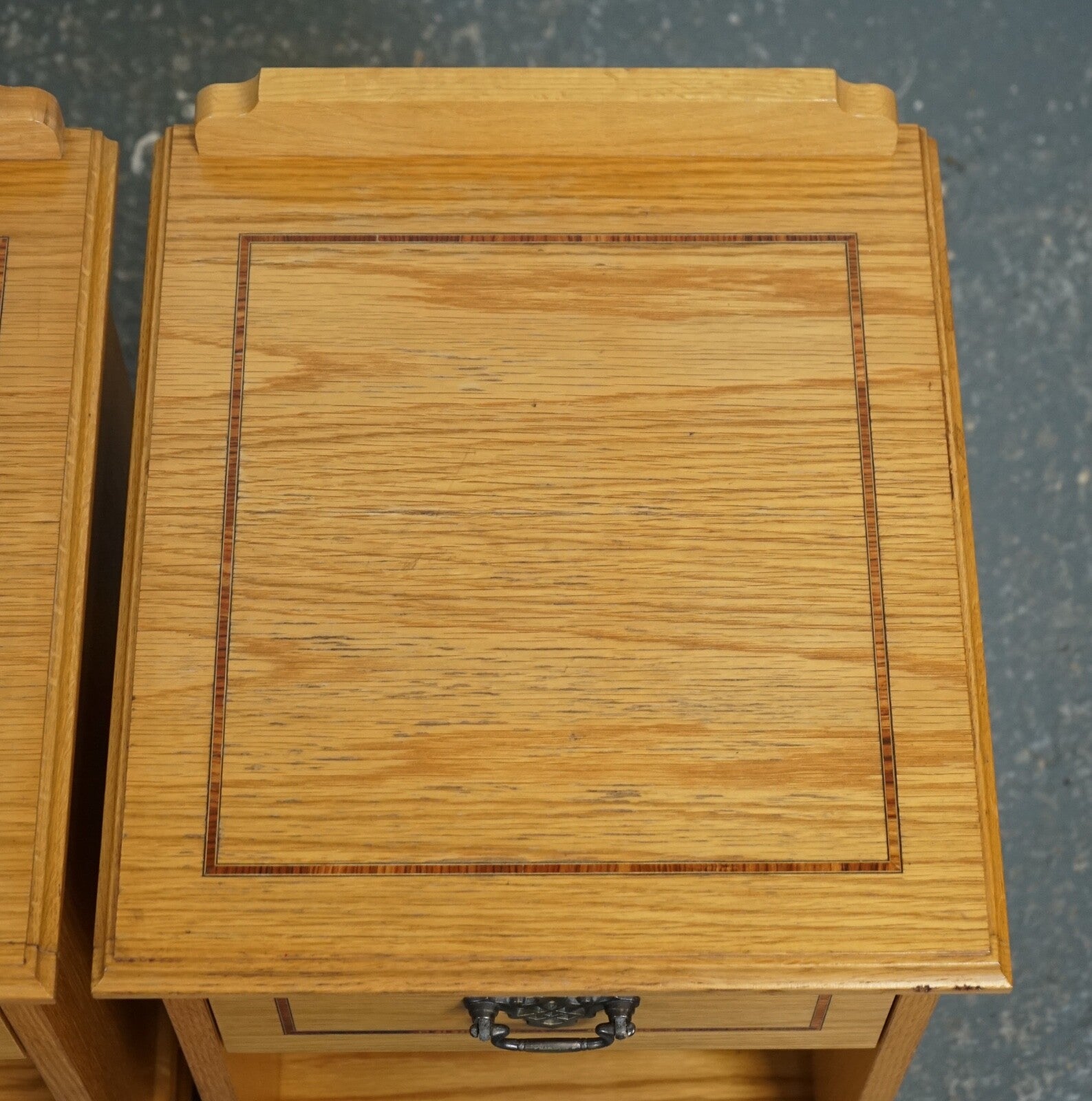 VINTAGE PAIR OF OAK KEATS BEDSIDE NIGHTSTAND CABINET MADE BY CURTIS FURNITURE J1